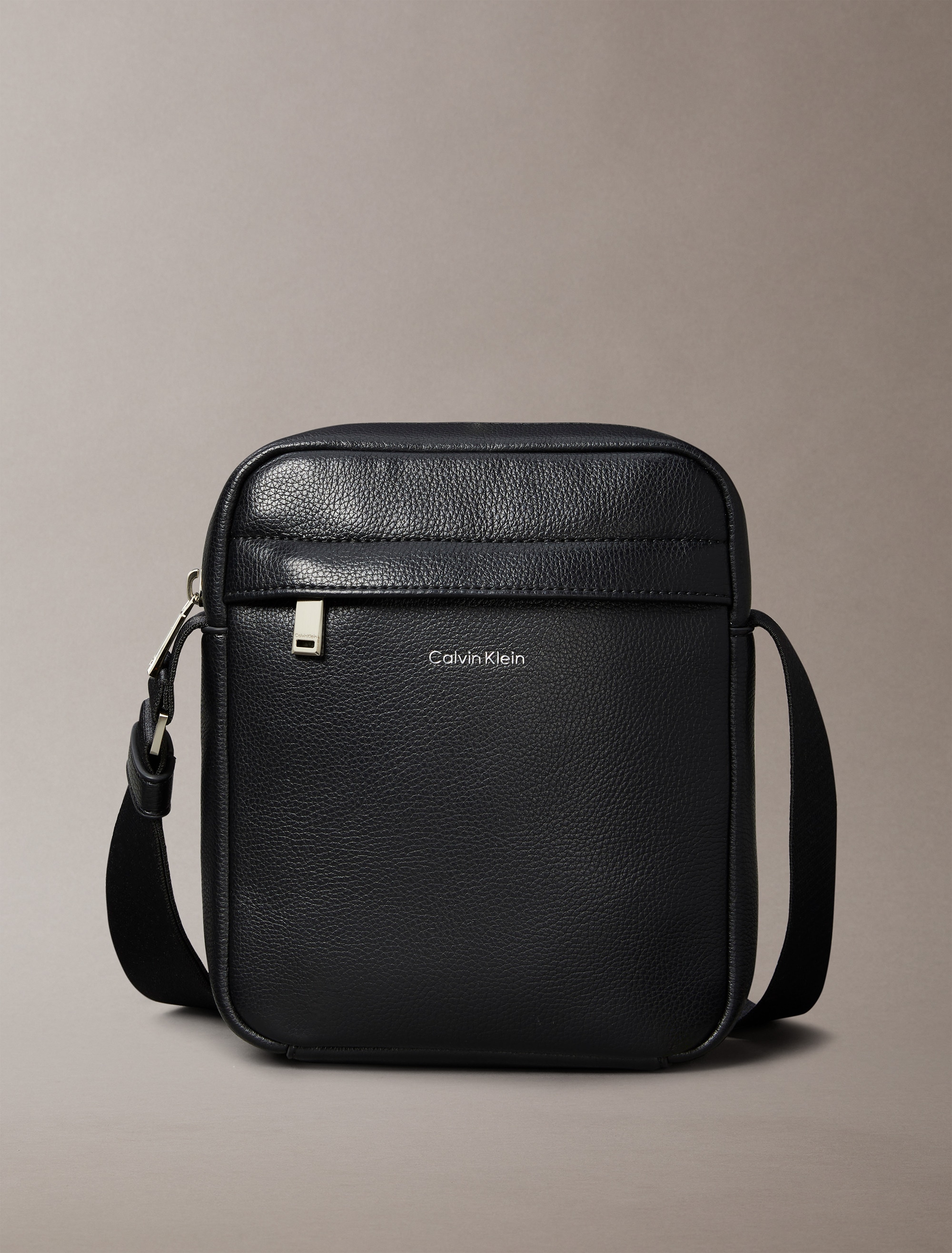 Calvin Klein Umhängetasche »RAISED REPORTER«, Herren Minibag, Crossbodybag, Schultertasche mit Logoschriftzug