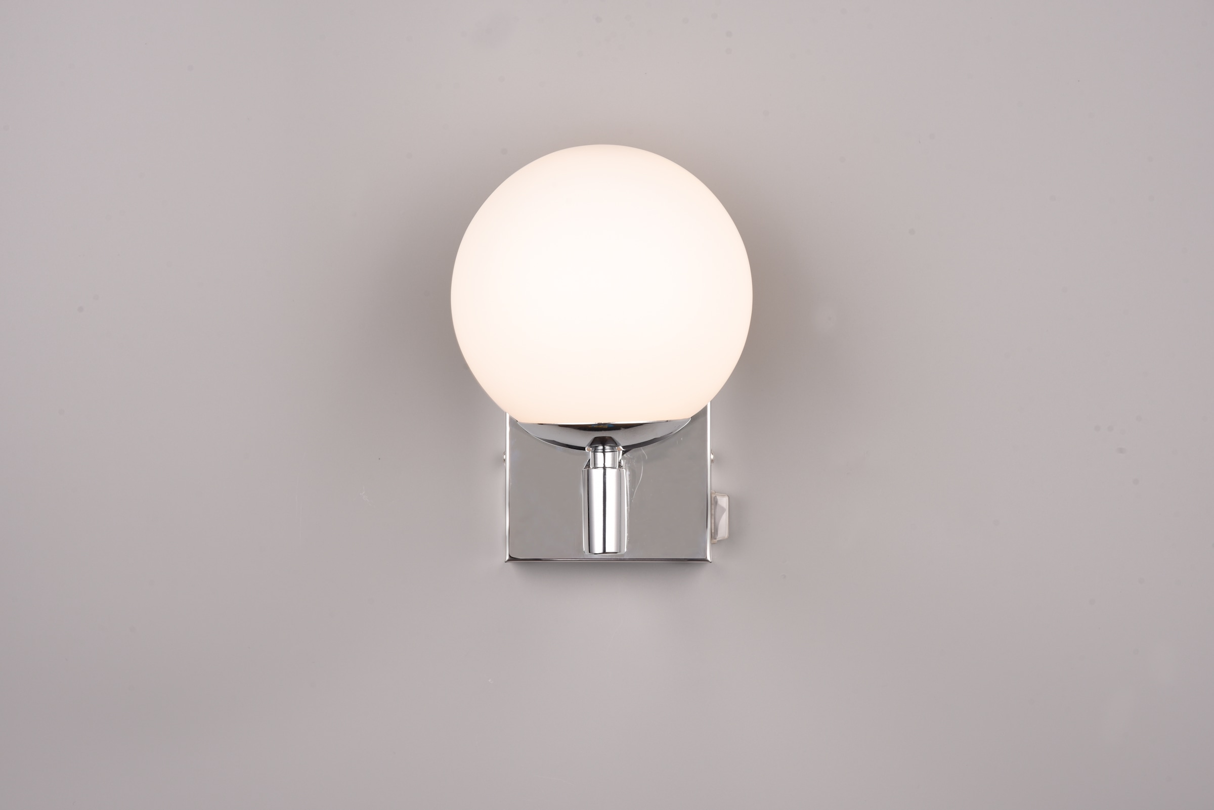 TRIO Leuchten Wandleuchte »KULA, Badezimmer Wandlampe, exkl. 1x E14 max 10W, mit Schalter, IP44«, 1 flammig, Leuchtmittel E14 | Leuchtmittel wechselbar, Badlampe, Badleuchte mit Glasschirm Ø 14cm, chromfarbig, Kippschalter