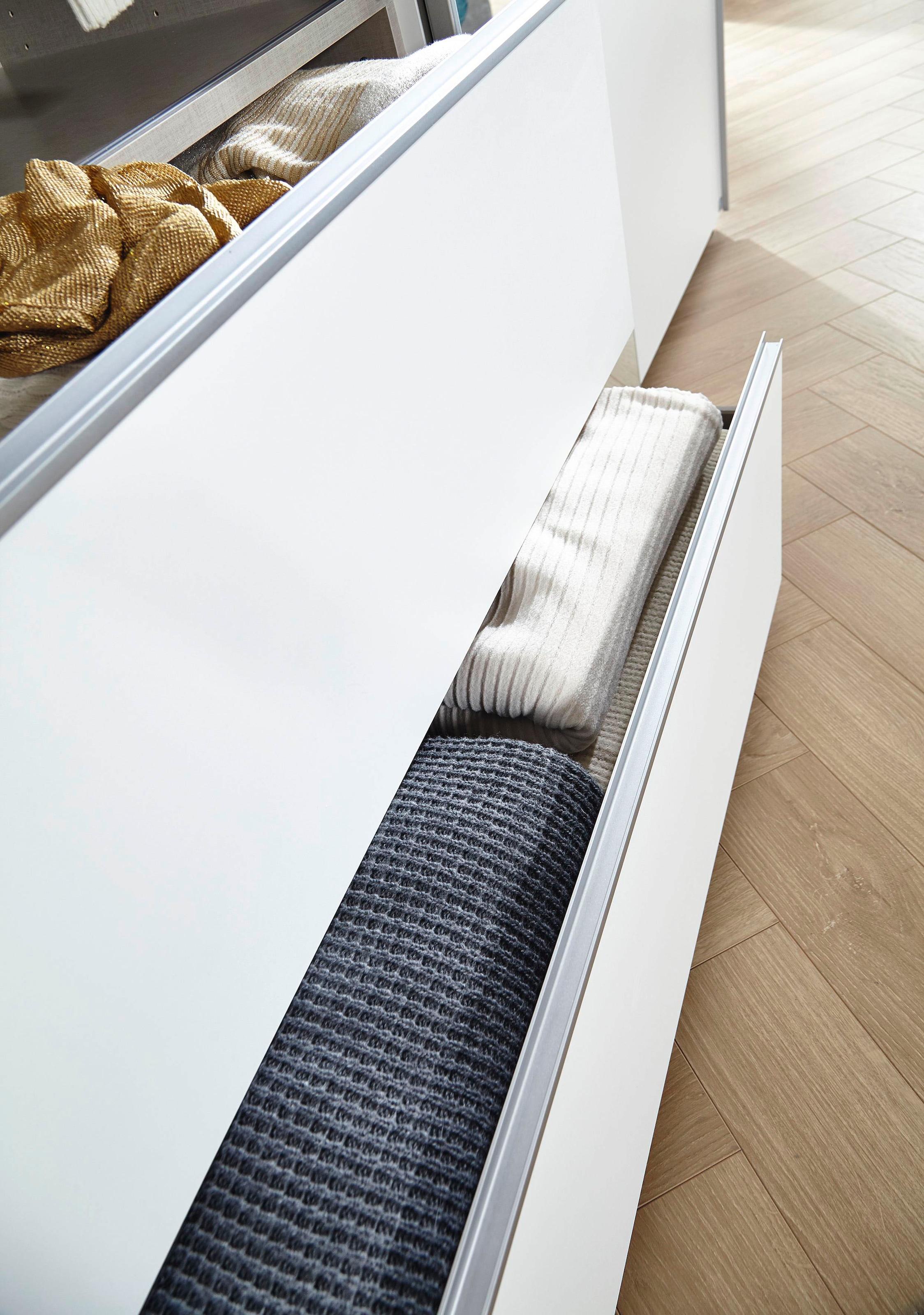 rauch Schwebetürenschrank »Kleiderschrank Schrank Garderobe Wäscheschrank SEVILLA«, (in 3 verschiedenen Ausstattungen BASIC/CLASSIC/PREMIUM), Metall-Griffleisten alufarben oder Graumetallic MADE IN GERMANY