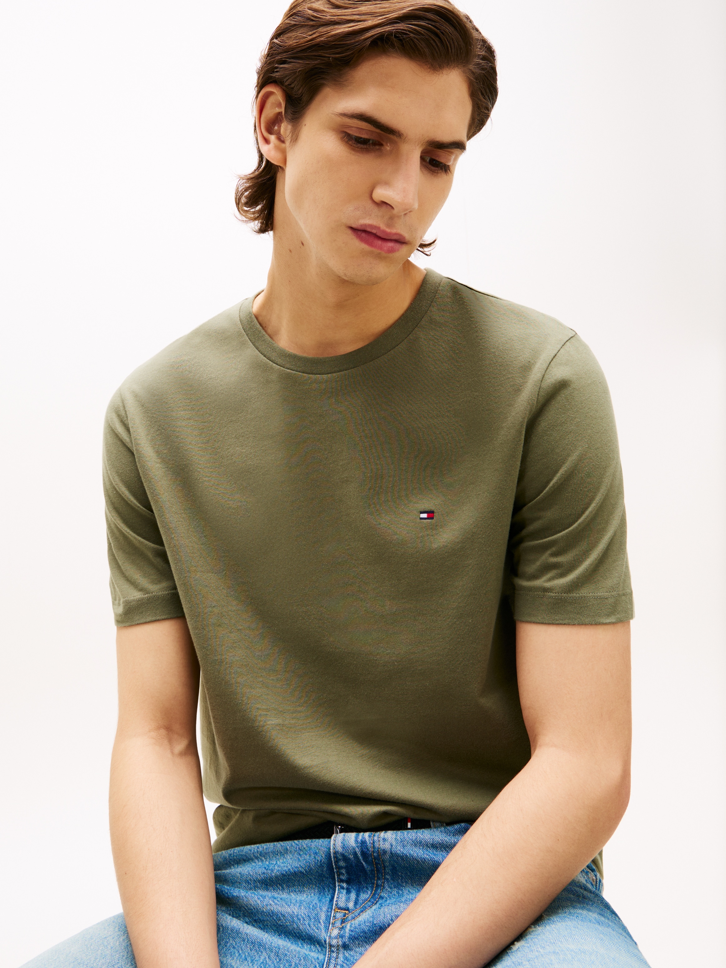 Tommy Hilfiger T-Shirt »ESSENTIAL REG FIT SOLID TEE mit Stickerei und Rundhals«, unifarben, casual, regular fit, Baumwolle, Rundhals