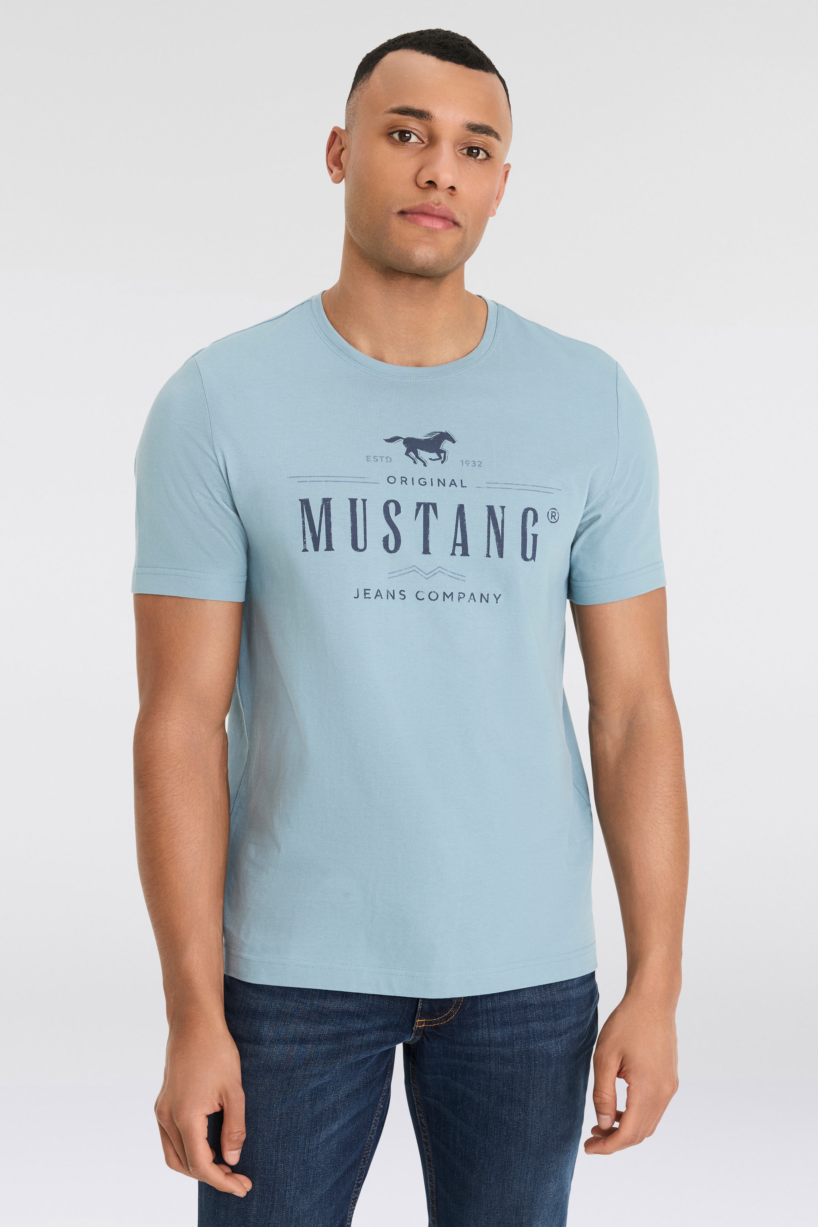 MUSTANG T-Shirt "MU Style Alex C Print" Kurzarm-Design, bequeme Passform, bedruckte Optik