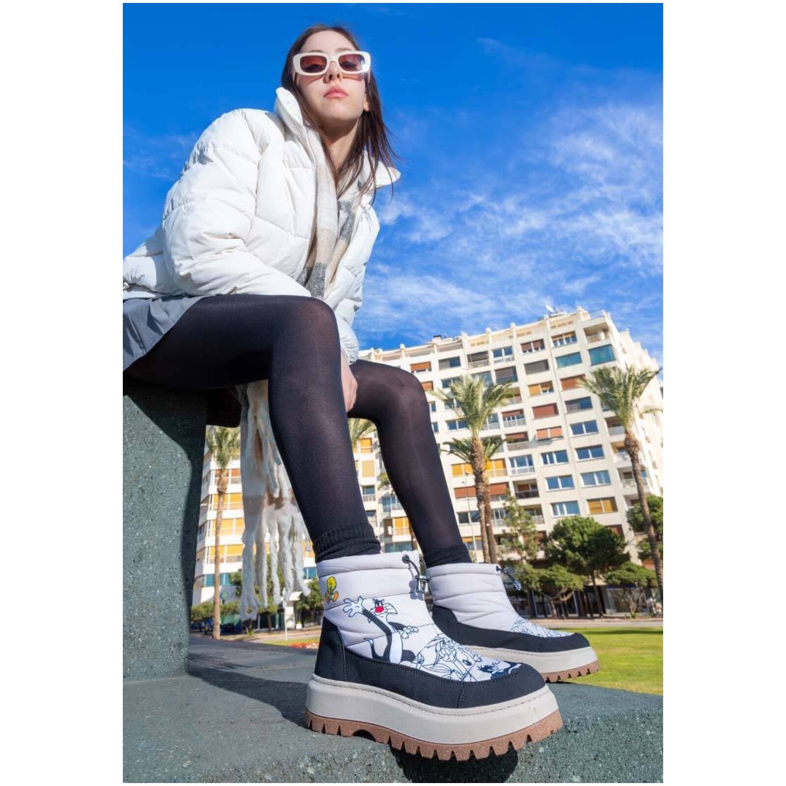 DOGO Bootsschuh »Glowy Boots Schnürstiefel Looney Tunes Chasing Tunes Damen«  Handgefertigt