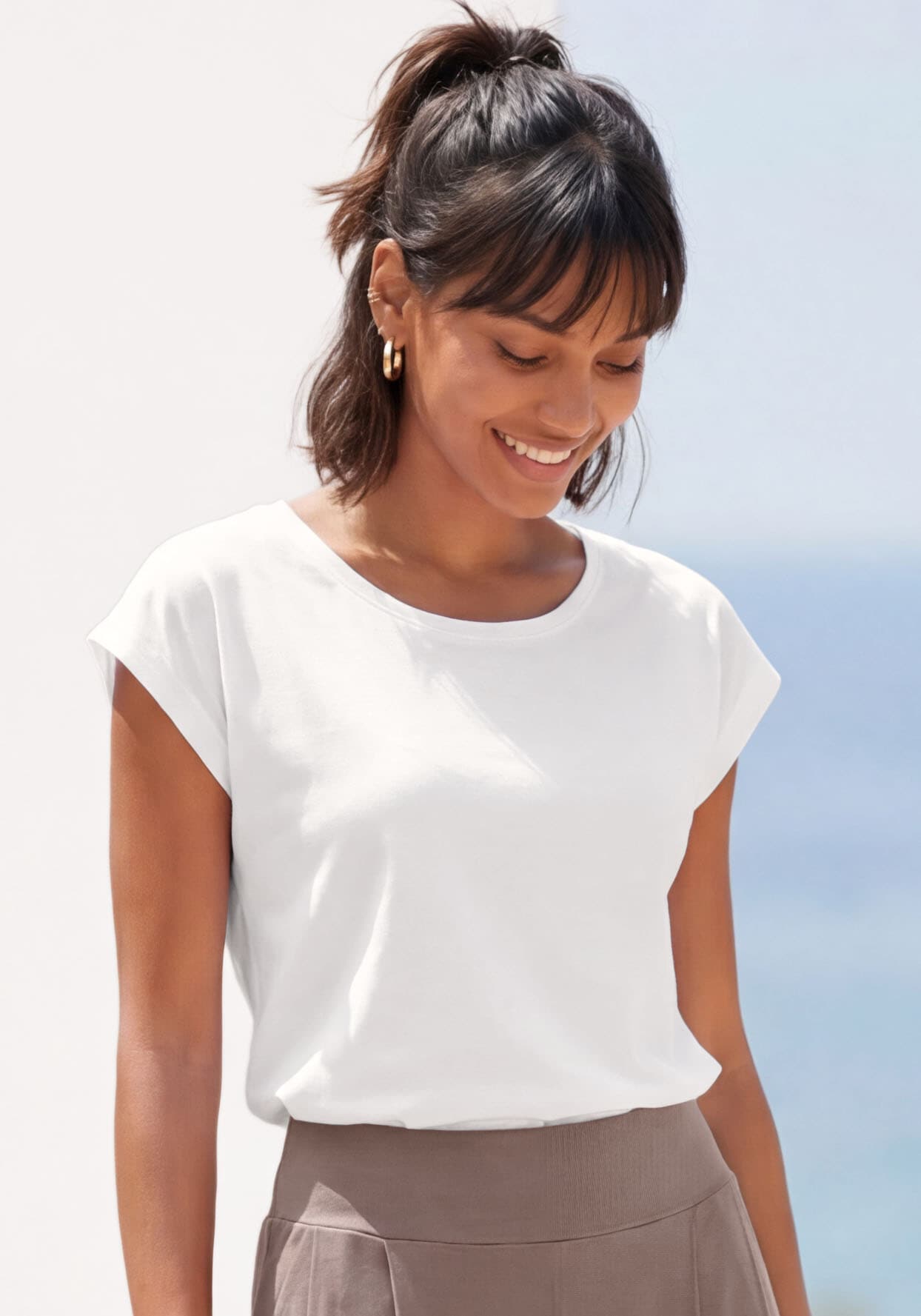 LASCANA Kurzarmshirt "mit Rundhalsausschnitt aus reiner Baumwolle" Schlichtes Basicshirt, T-Shirt aus Baumwolle, sportlich-casual, Basic