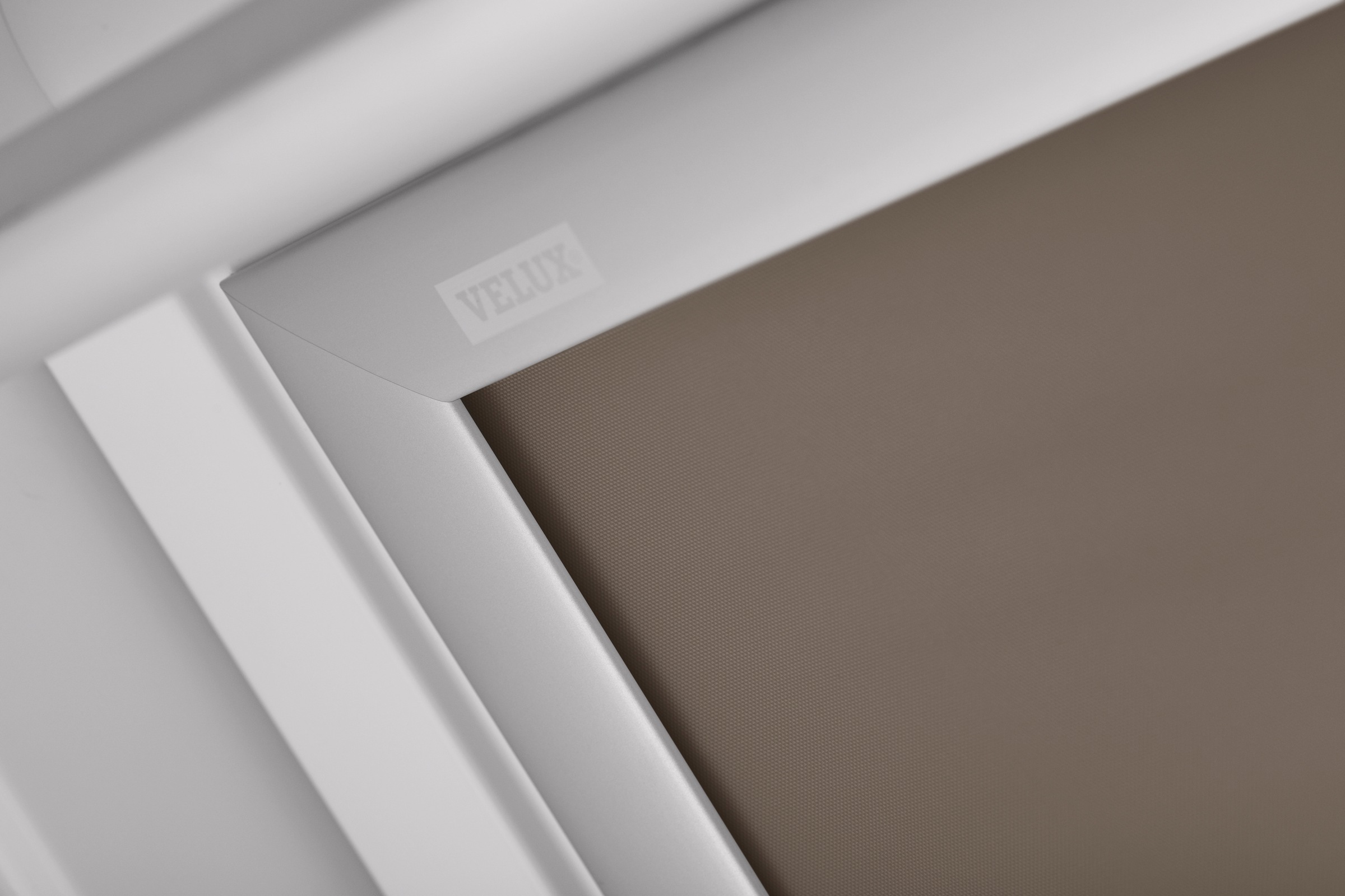 VELUX Verdunklungsrollo »DKL SK06 4574SWL«, verdunkelnd, Verdunkelung, ohne Bohren, in Führungsschienen, weiße Führungsschienen & Griffleiste