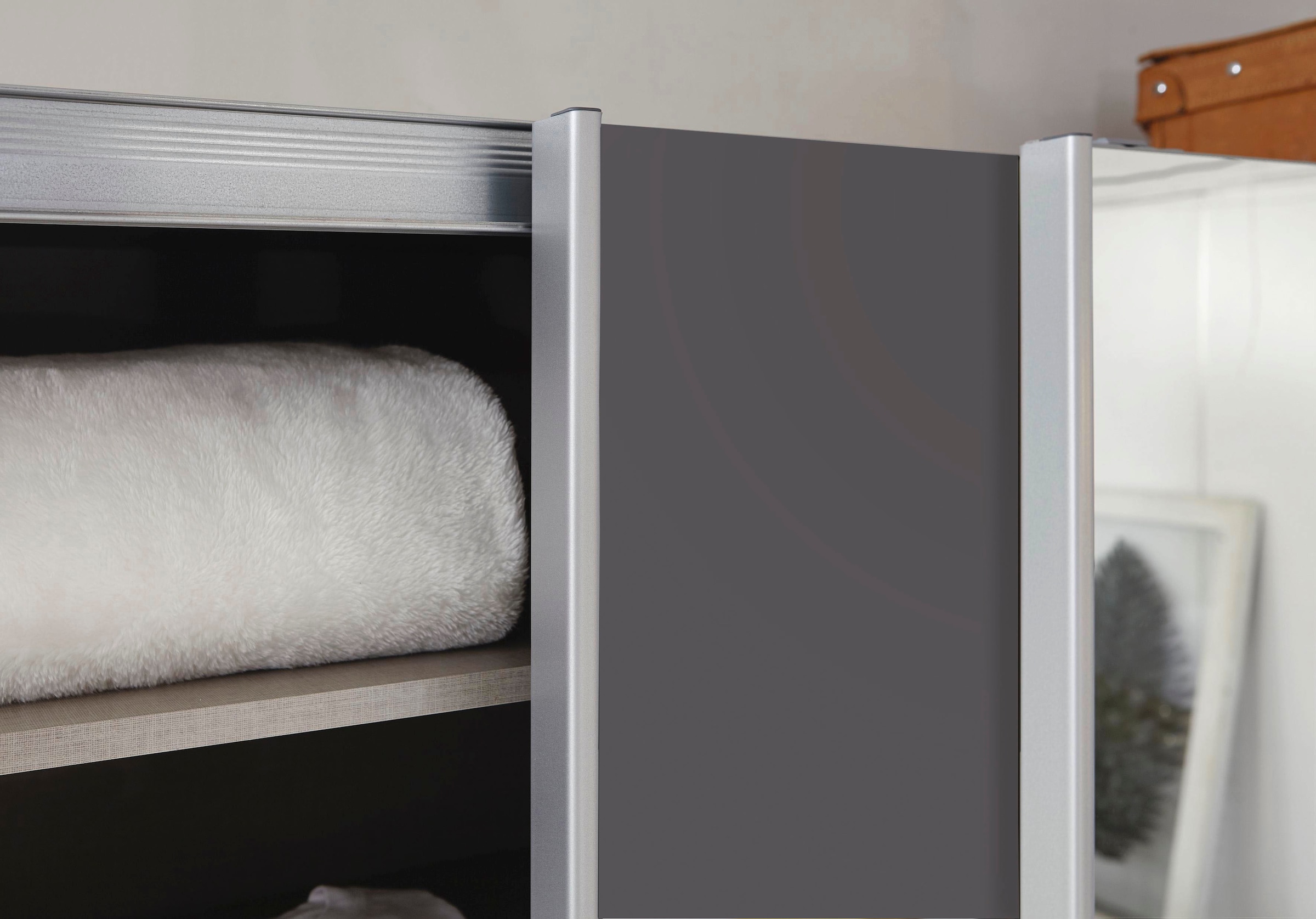 INOSIGN BY RAUCH Schwebetürenschrank »Kleiderschrank Schrank Garderobe Schlafzimmerschrank THANOS«, (in 3 verschiedenen Ausstattungen BASIC/CLASSIC/PREMIUM), Optional mit Spiegel, Metall-Griffleisten alufarben MADE IN GERMANY