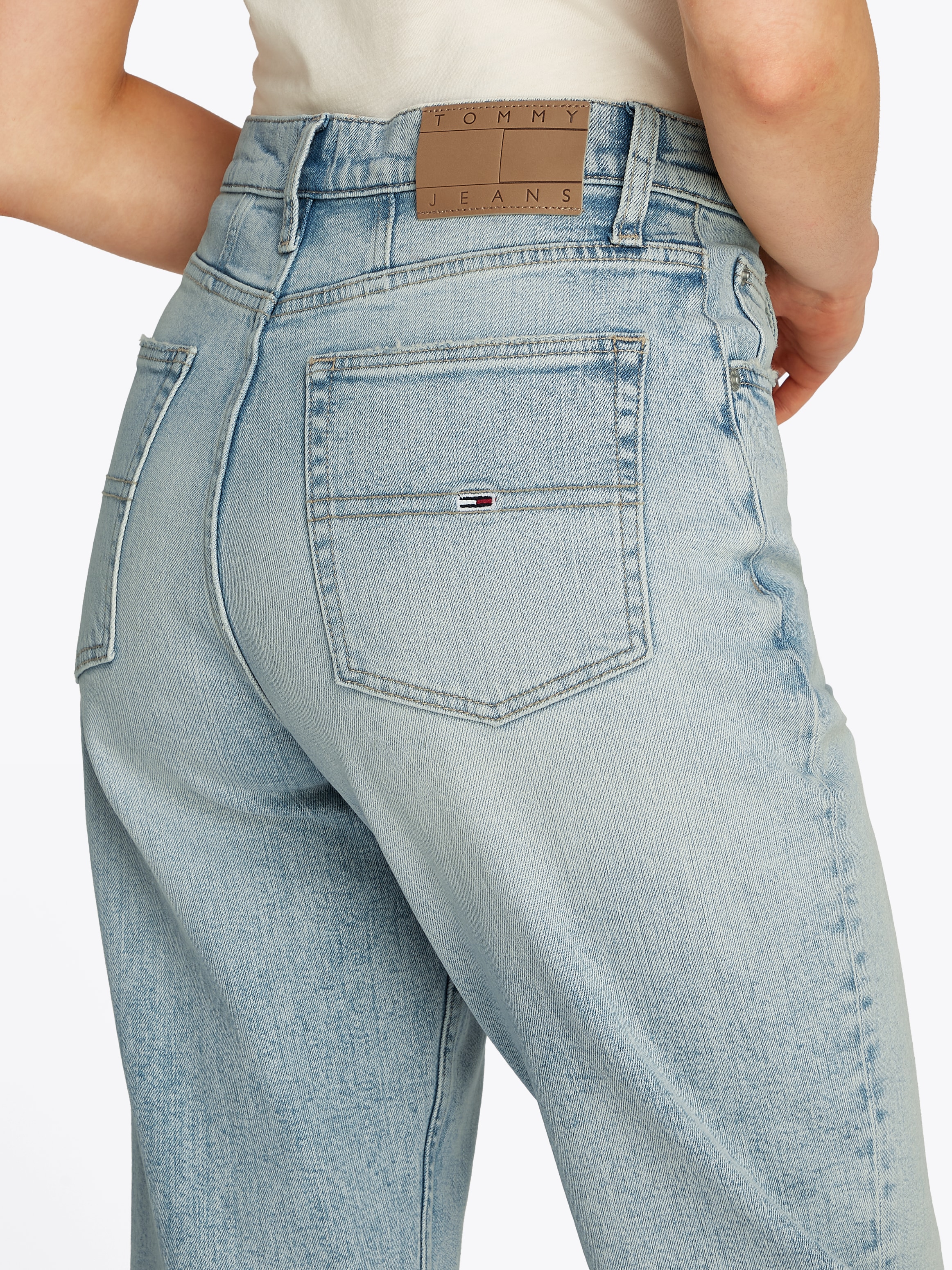 Tommy Jeans Mom-Jeans »MOM JEAN UH TPR«, mit Logo-Stickereien, in knöchelfreier Länge