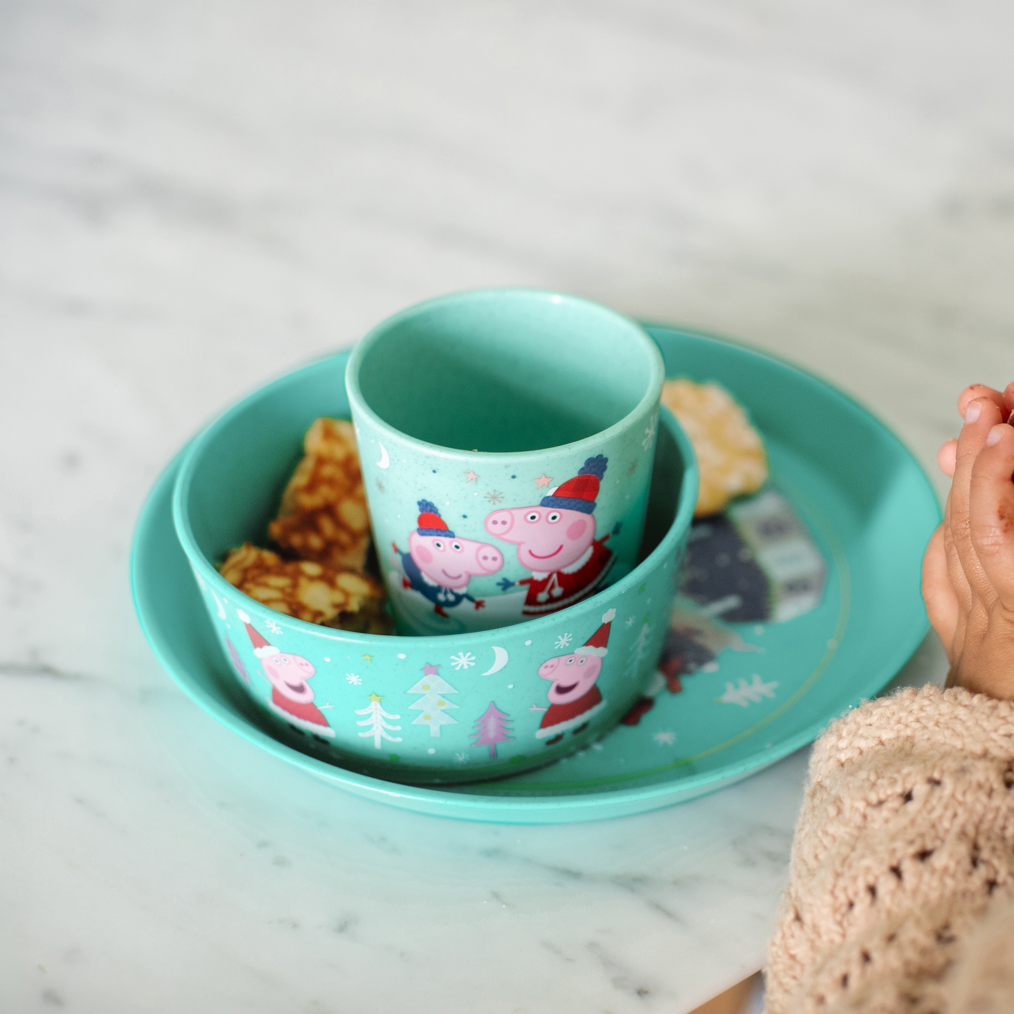 Thumbnail - KOZIOL Kindergeschirr-Set "Kleiner Teller + Schale + Becher CONNECT PEPPA PIG WINTER WONDERLAND", (Set, 3 tlg.), made in...