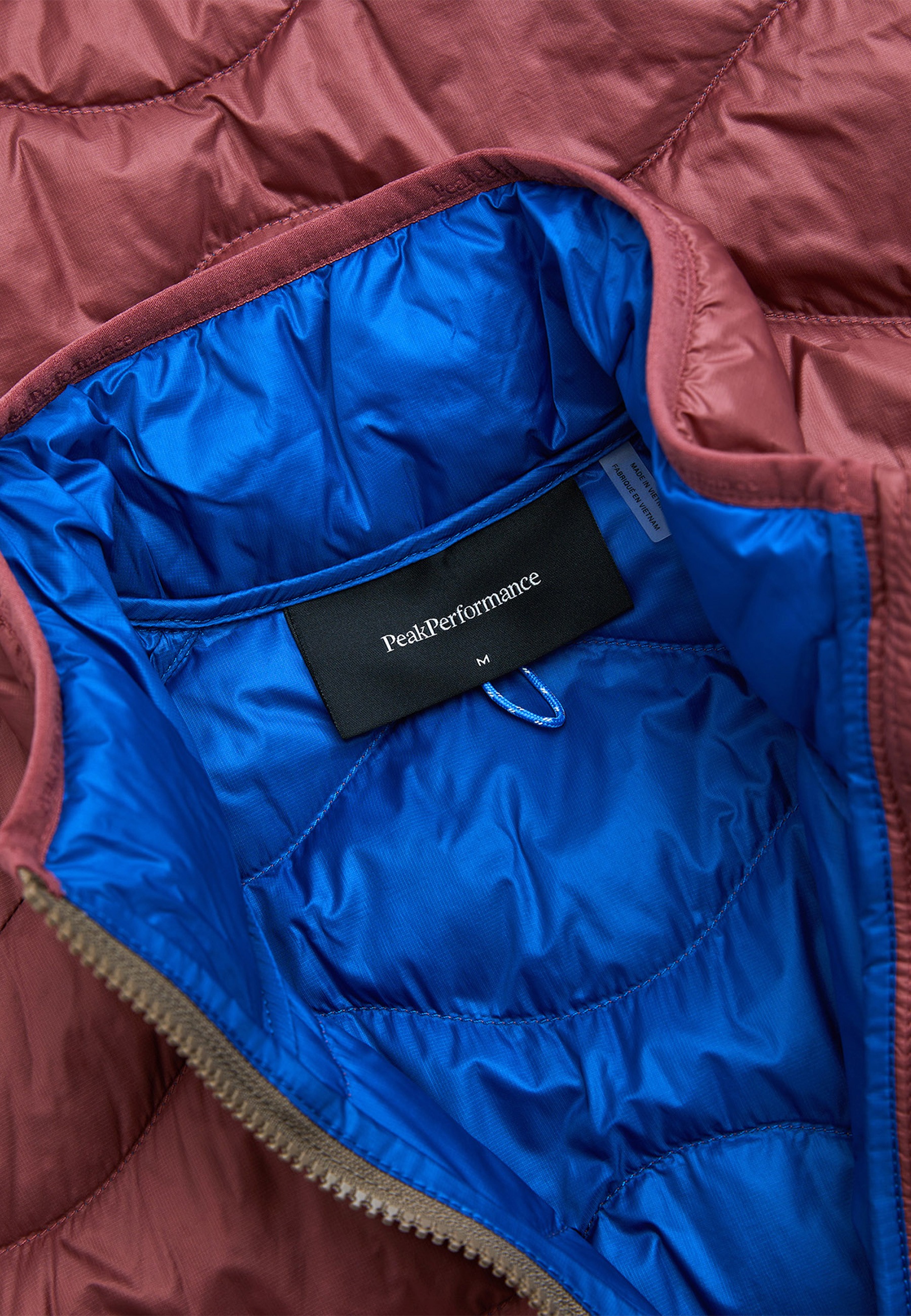 Peak Performance Daunenweste »M Helium Utility Down Vest« mit dezenten Farbdetails