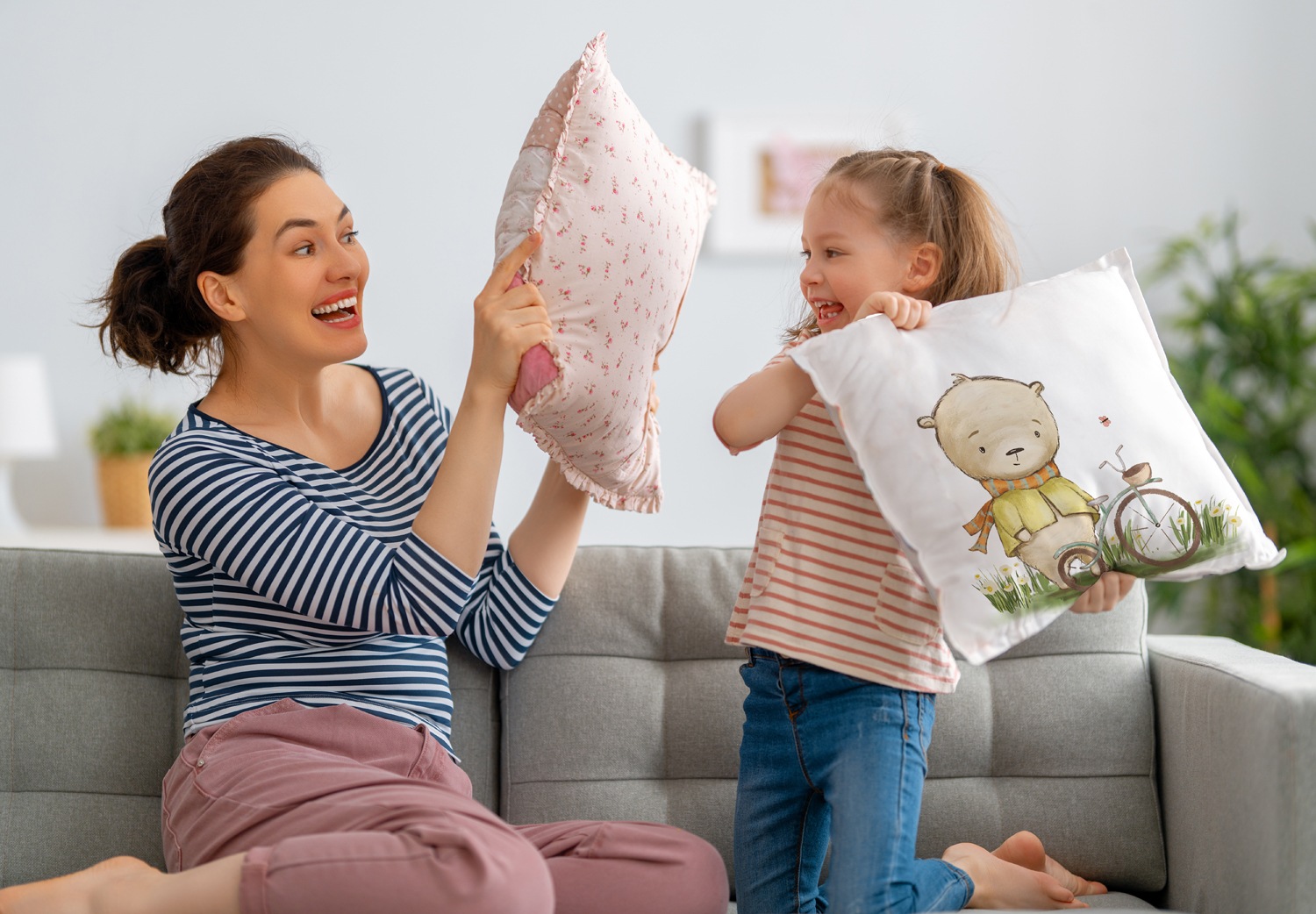 queence Dekokissen »Bär mit Farrad«, Kissenhülle mit HD Premium Druck, geruchsneutral, 40x40cm