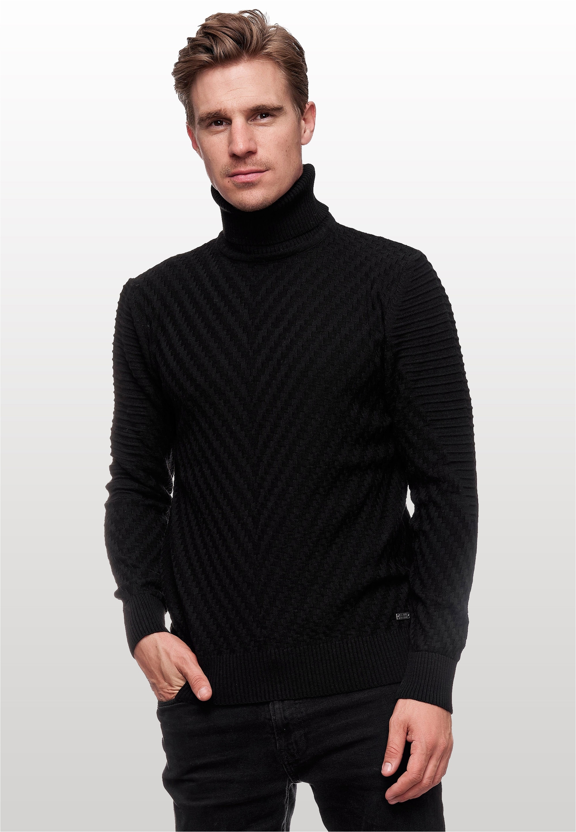 Rusty Neal Rollkragenpullover in stilvollem Feinstrick