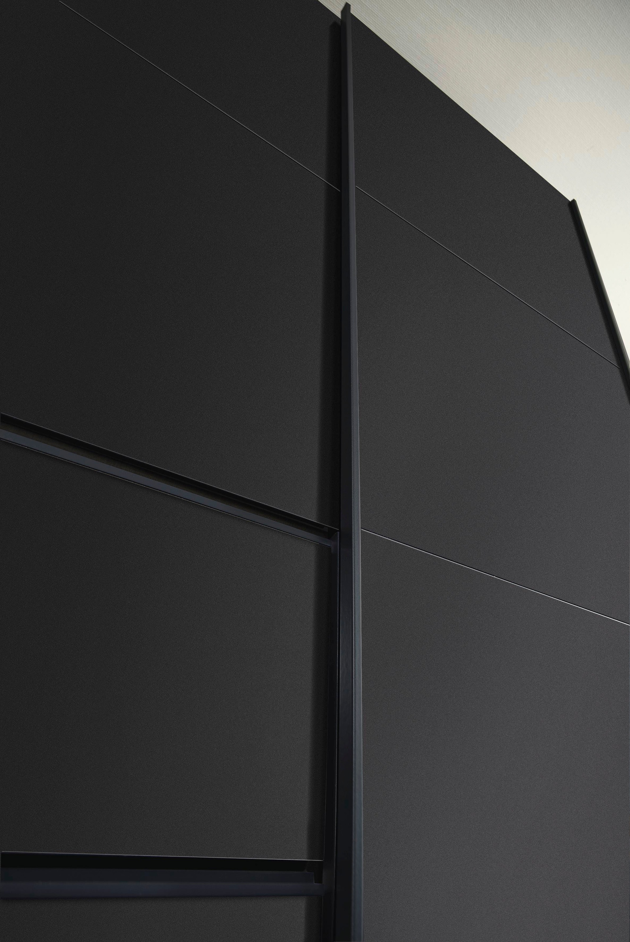 rauch Schwebetürenschrank »Kleiderschrank Schrank Garderobe Wäscheschrank SEVILLA mit Spiegel«, (in 3 verschiedenen Ausstattungen BASIC/CLASSIC/PREMIUM), Metall-Griffleisten alufarben oder Graumetallic MADE IN GERMANY