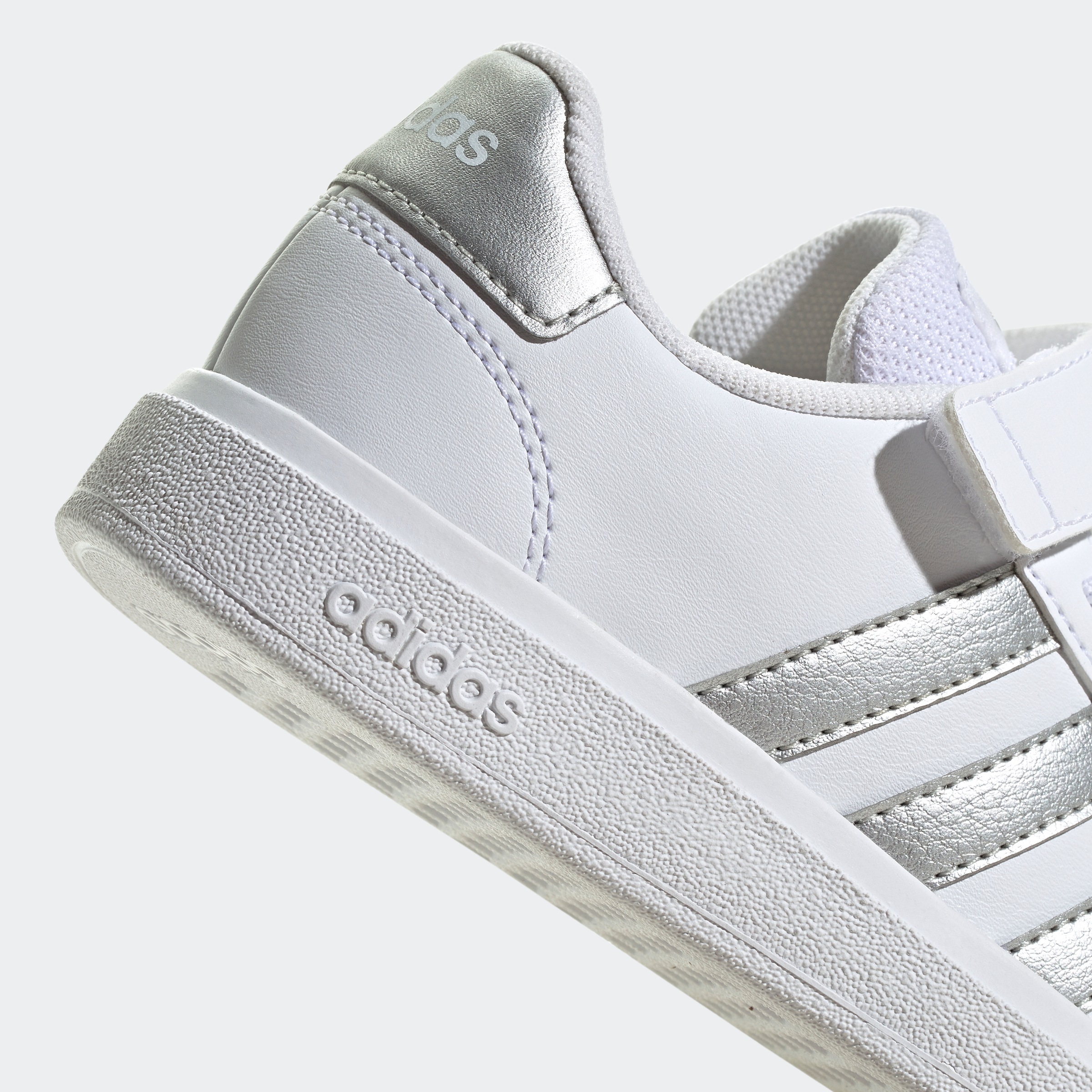 adidas Sportswear Klettschuh »GRAND COURT COURT ELASTIC LACE AND TOP STRAP«, Design auf den Spuren des adidas Superstar