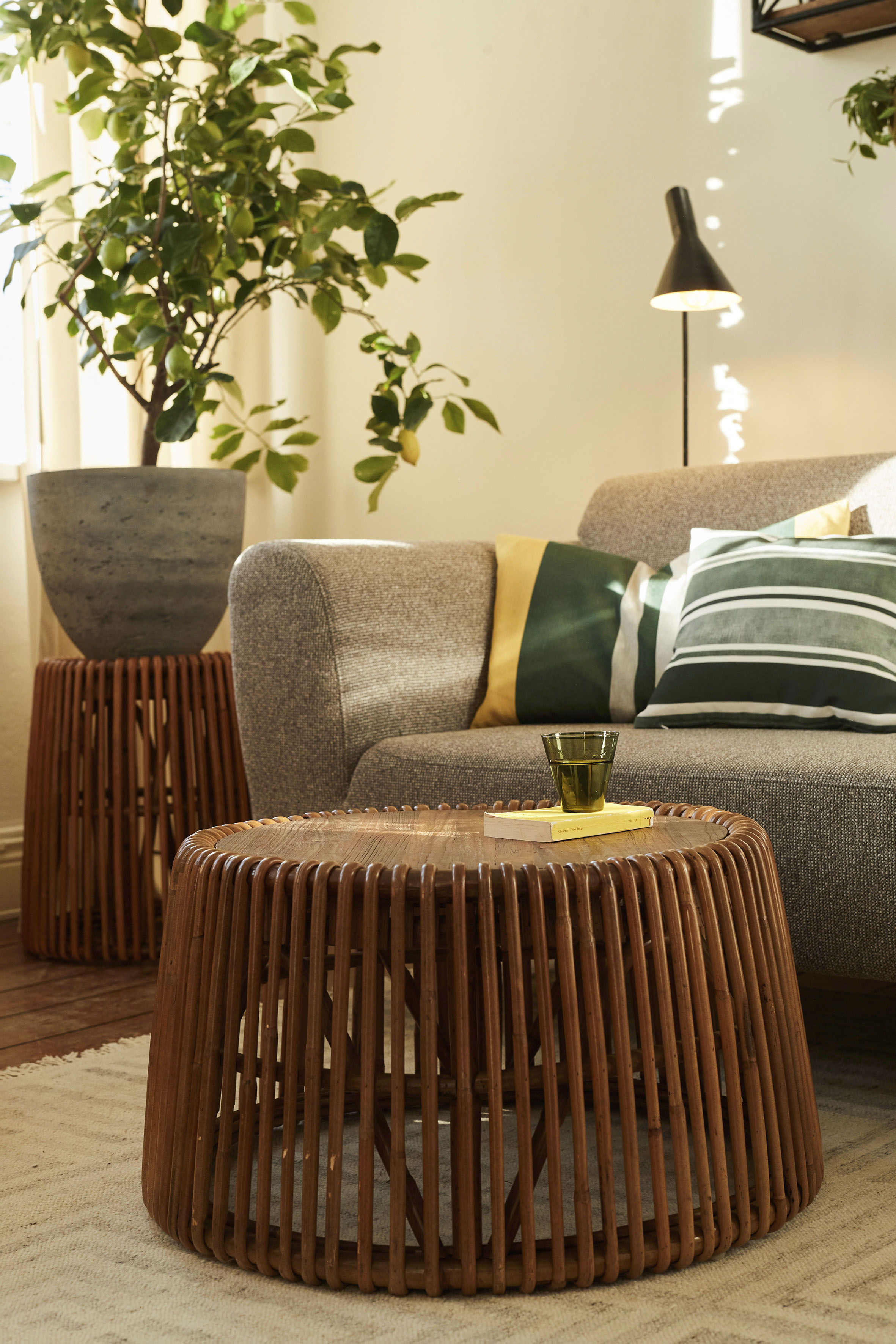 SIT Beistelltisch "San Gimignano aus Rattan mit recycelter Teakholzplatte" Konisches Rattangestell mit Platte aus recyceltem Teakholz