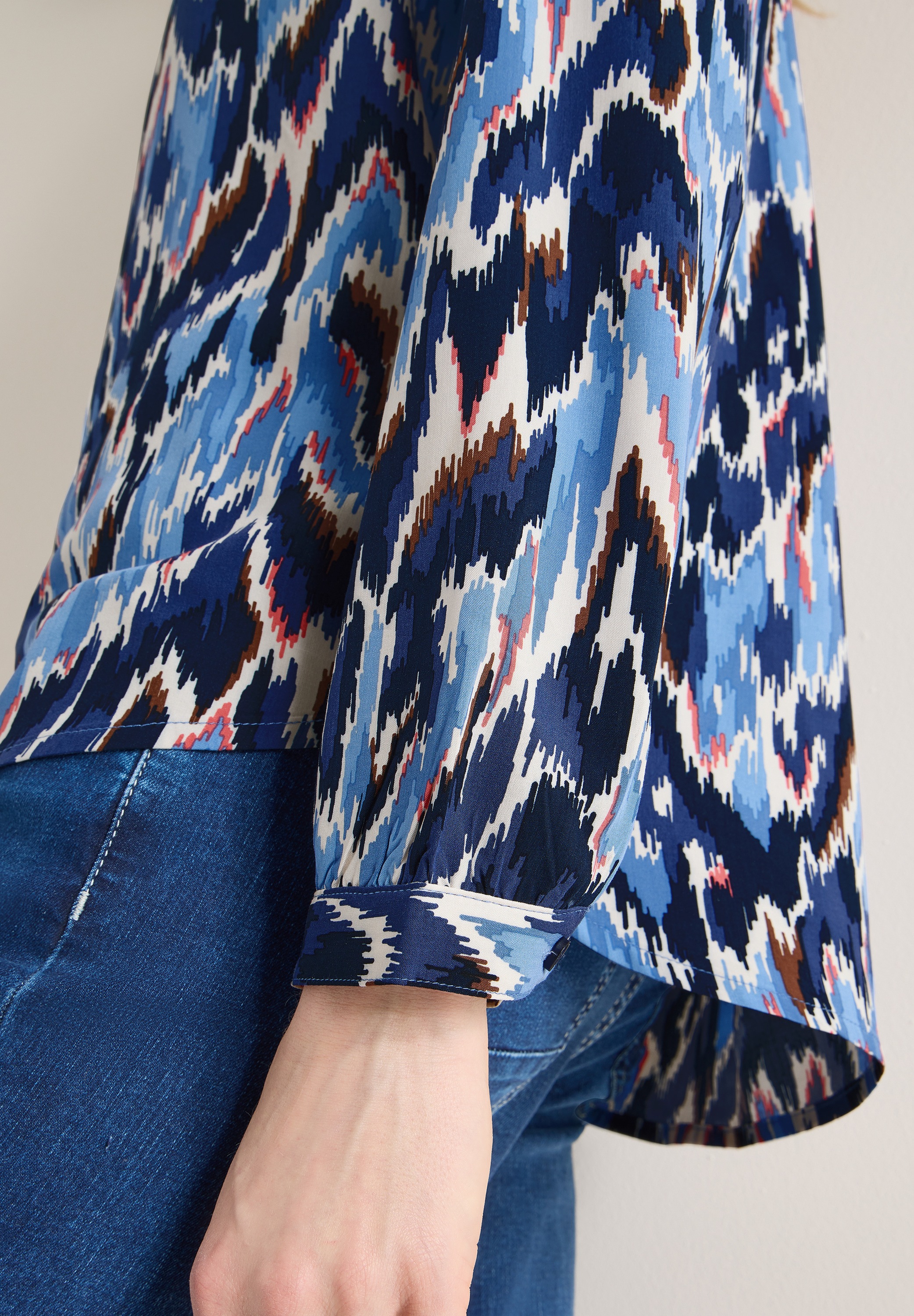 Thumbnail - Cecil Langarmbluse mit grafischem Print und Reißverschluss