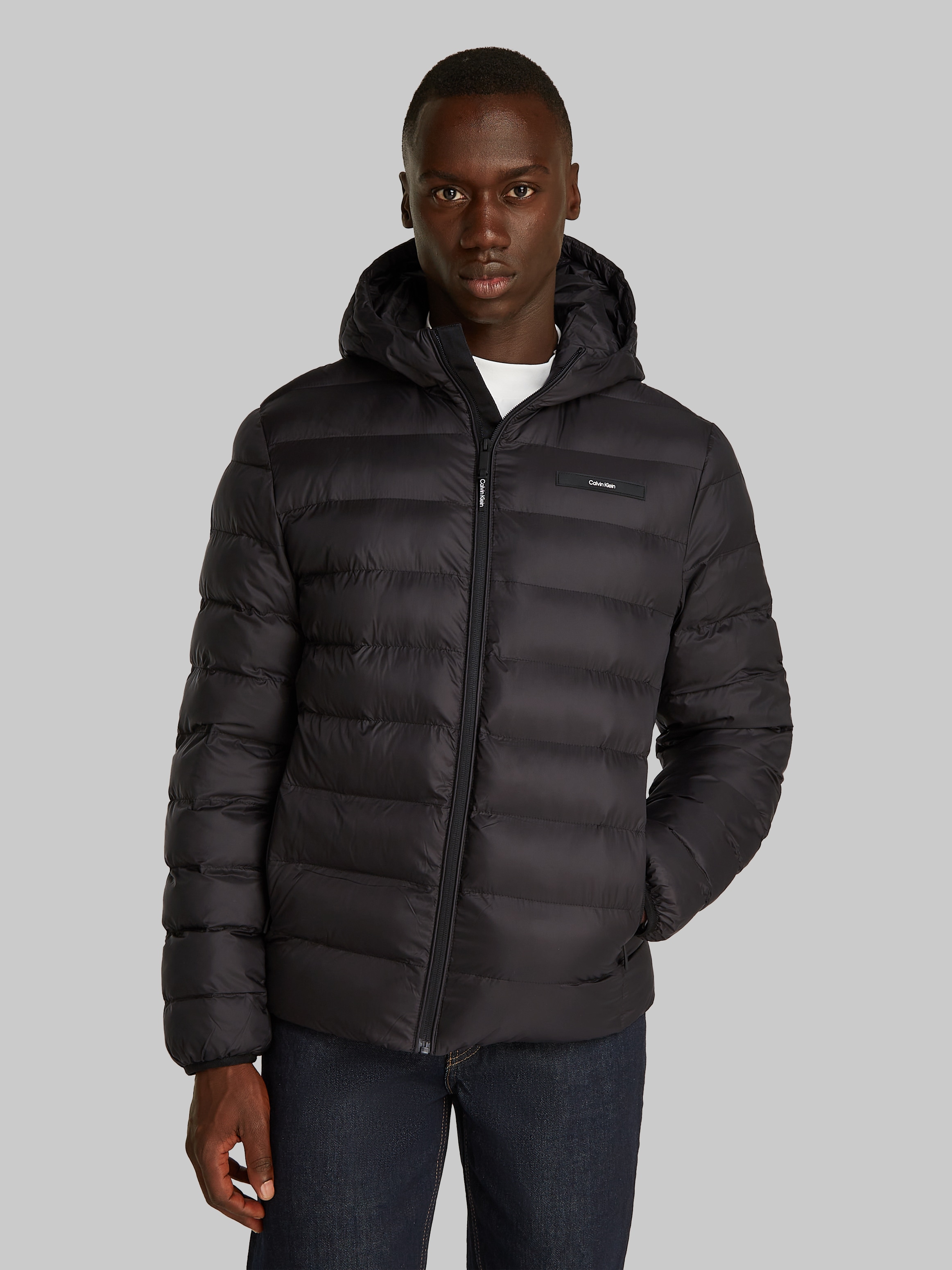 Calvin Klein Outdoorjacke »RECYCLED HOODED PUFFER JACKET«, mit Kapuze, mit Logopatch