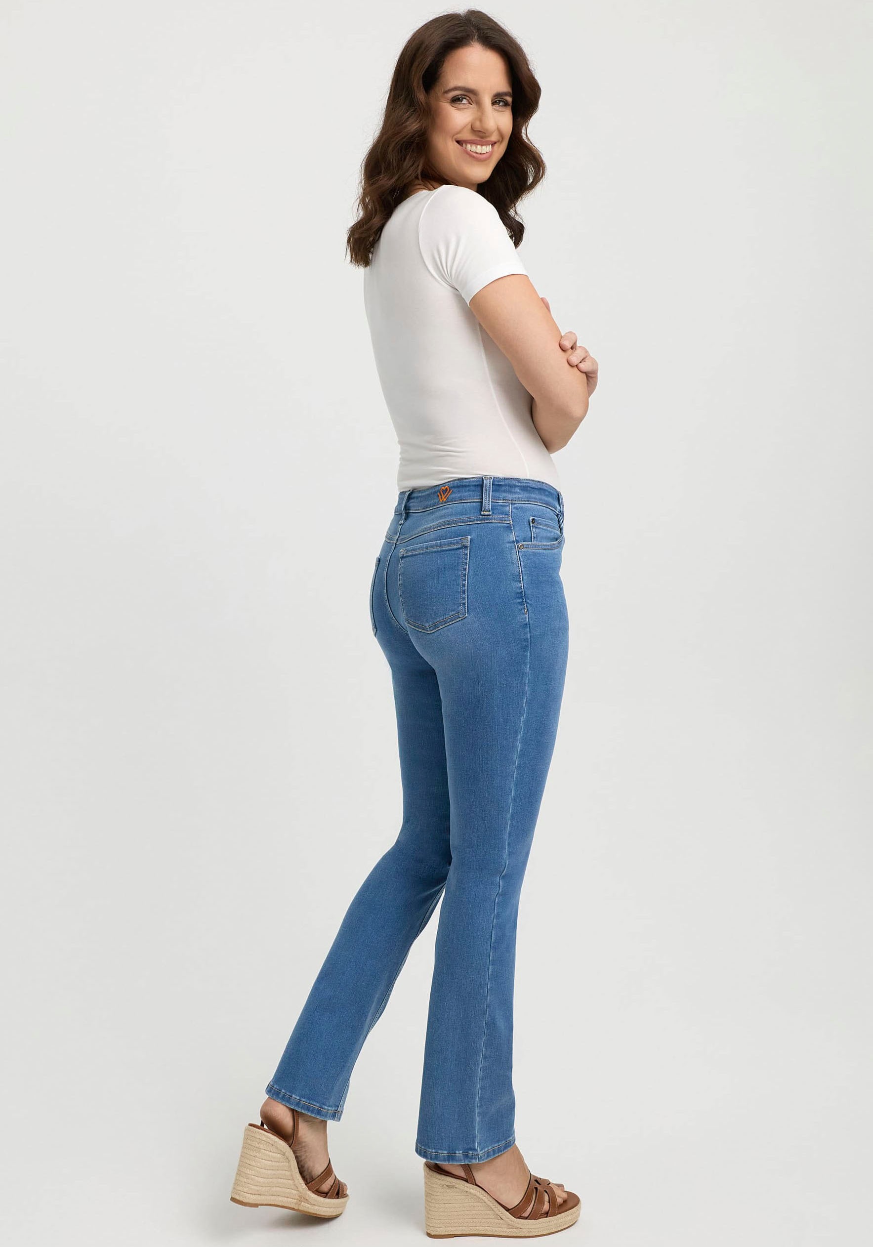 Thumbnail - wonderjeans Bootcut-Jeans, Figurbetonte Form mit leicht ausgestelltem Bein