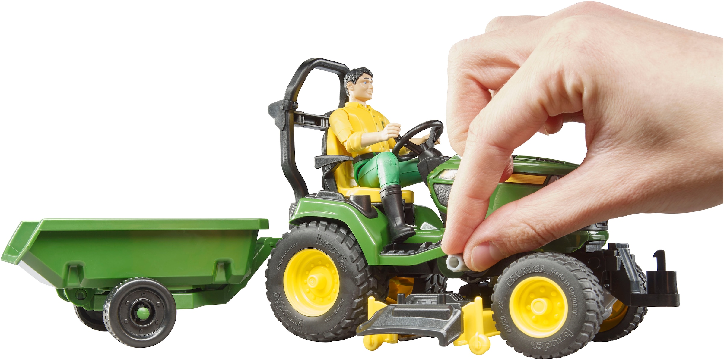 Bruder® Spielzeug-Traktor »bworld John Deere Aufsitzrasenmäher mit Anhänger und Gärtner (62104)«, Made in Europe