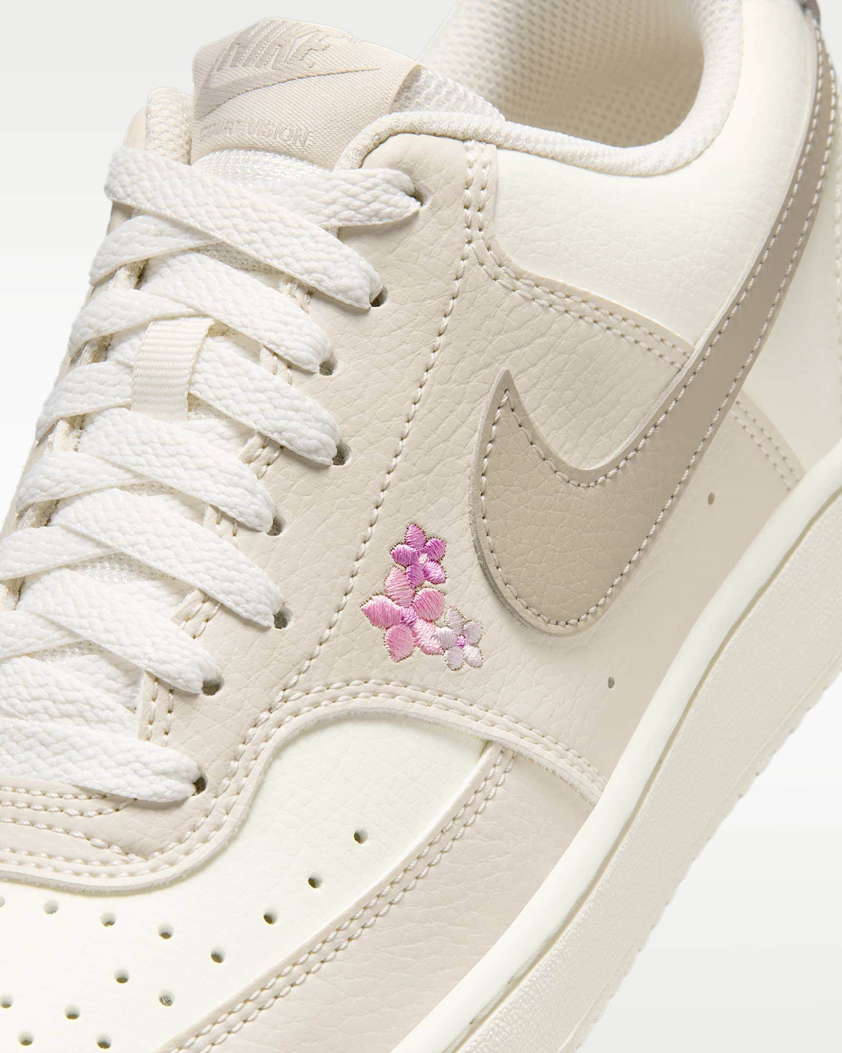 Nike Sportswear Sneaker »WMNS COURT VISION LOW SE«  inspiriert vom Design des Nike Air Force