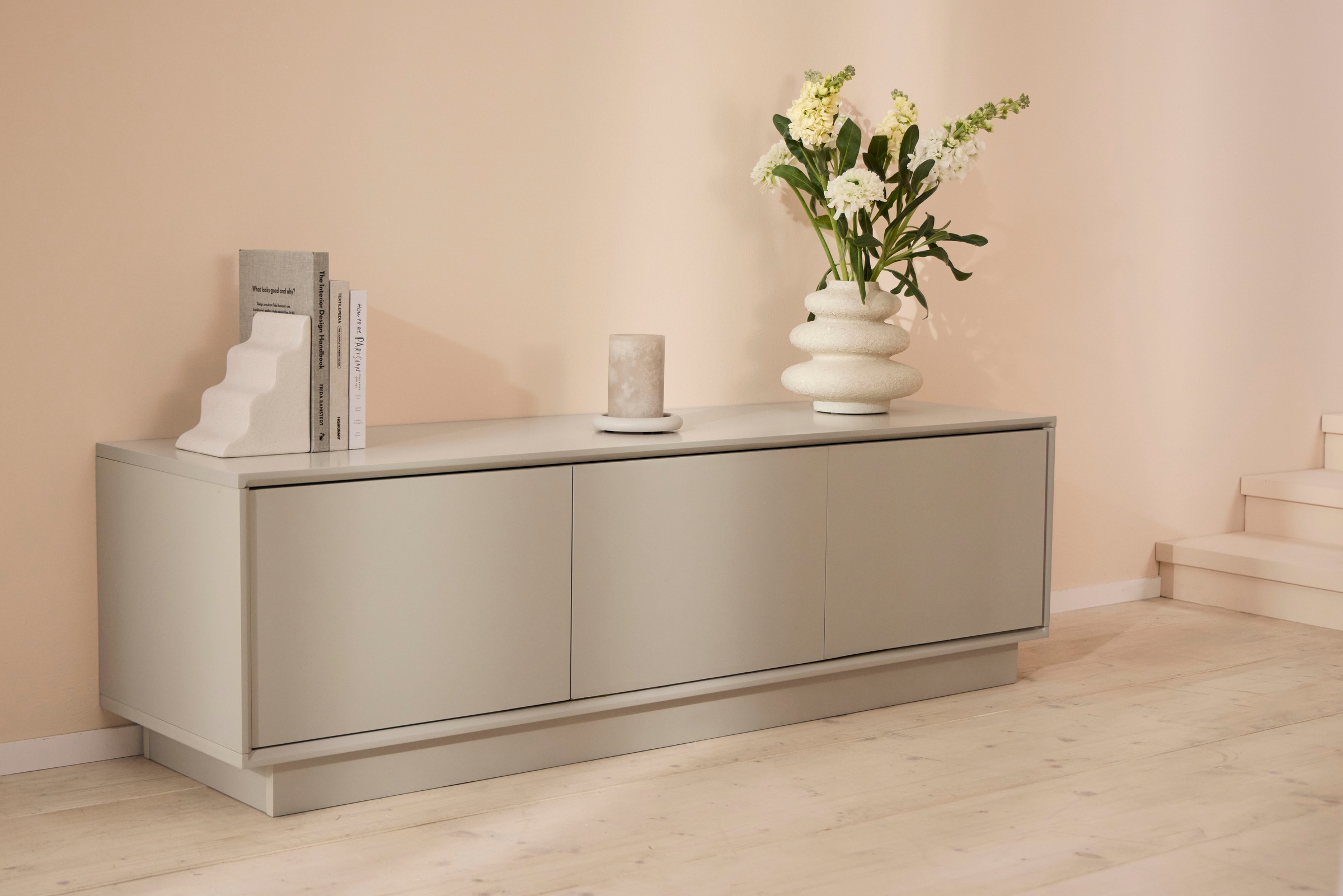 homsy by Ana Johnson TV-Schrank »Storvia« seidenmatte Lackierung, geräuschlose Soft-Close-Schubladen, B 140 cm