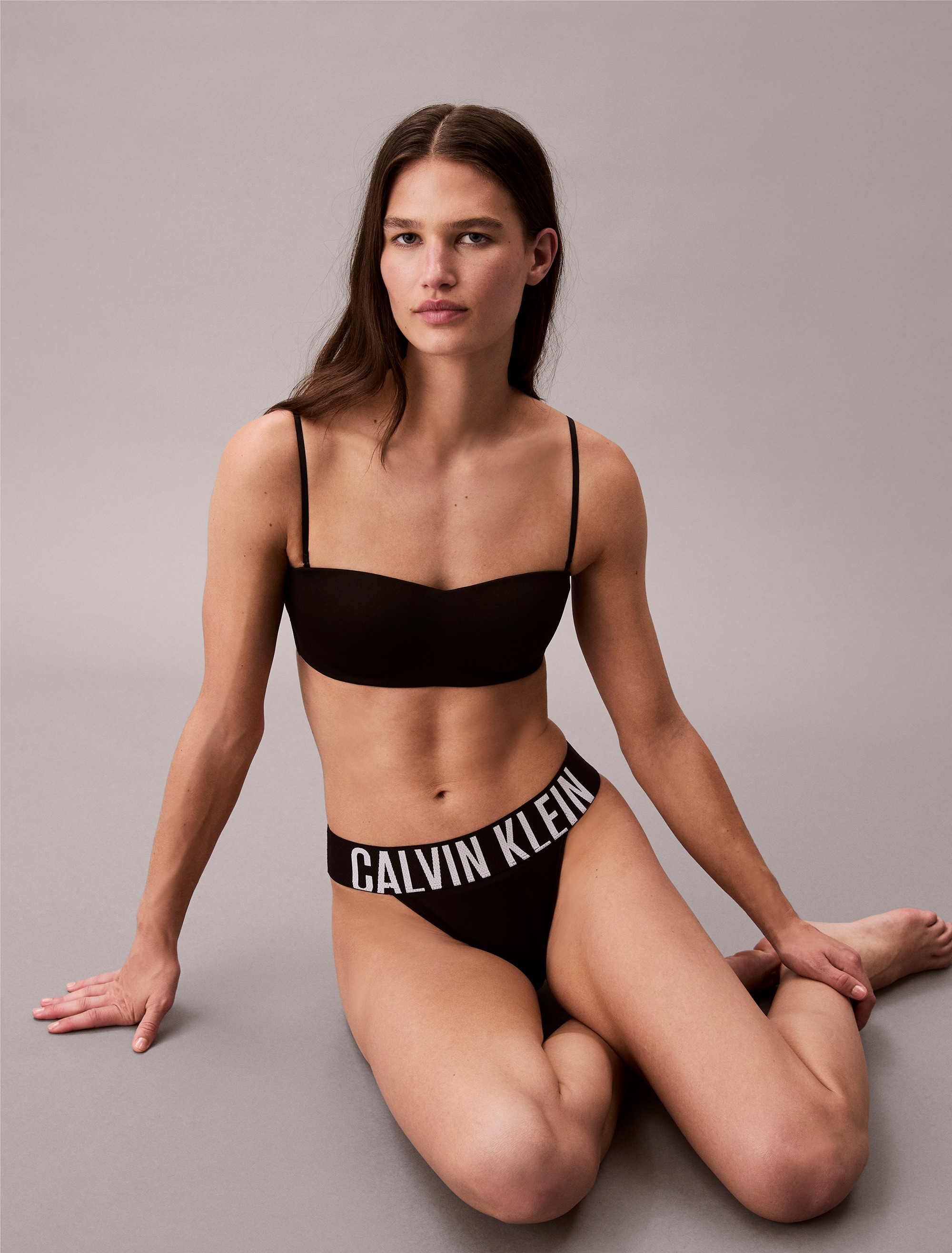Calvin Klein Underwear String »HIGH LEG THONG«, hoher Beinausschnitt, breiter Bund mit Logoschriftzug