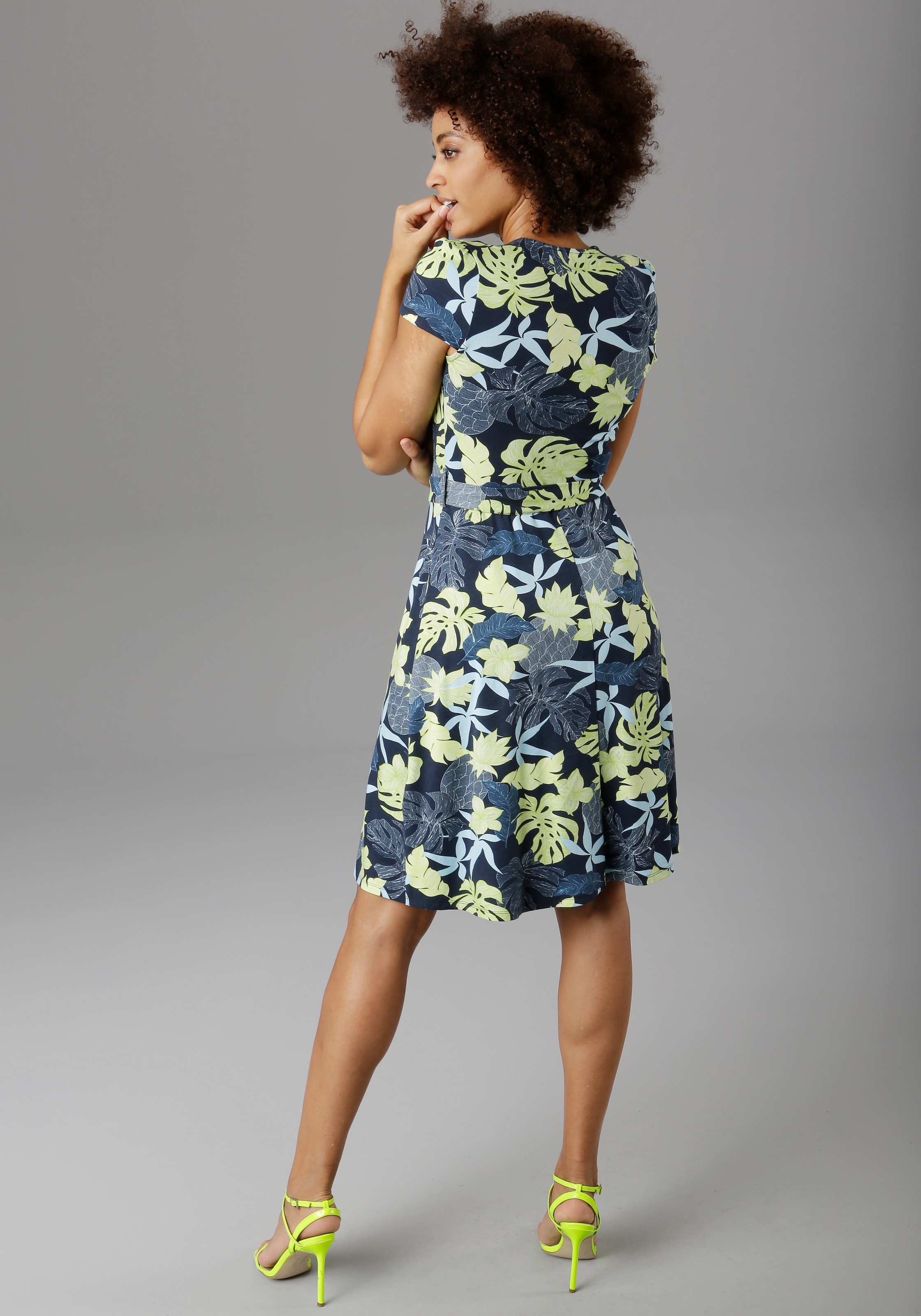 Aniston SELECTED Sommerkleid, in modischen Farben
