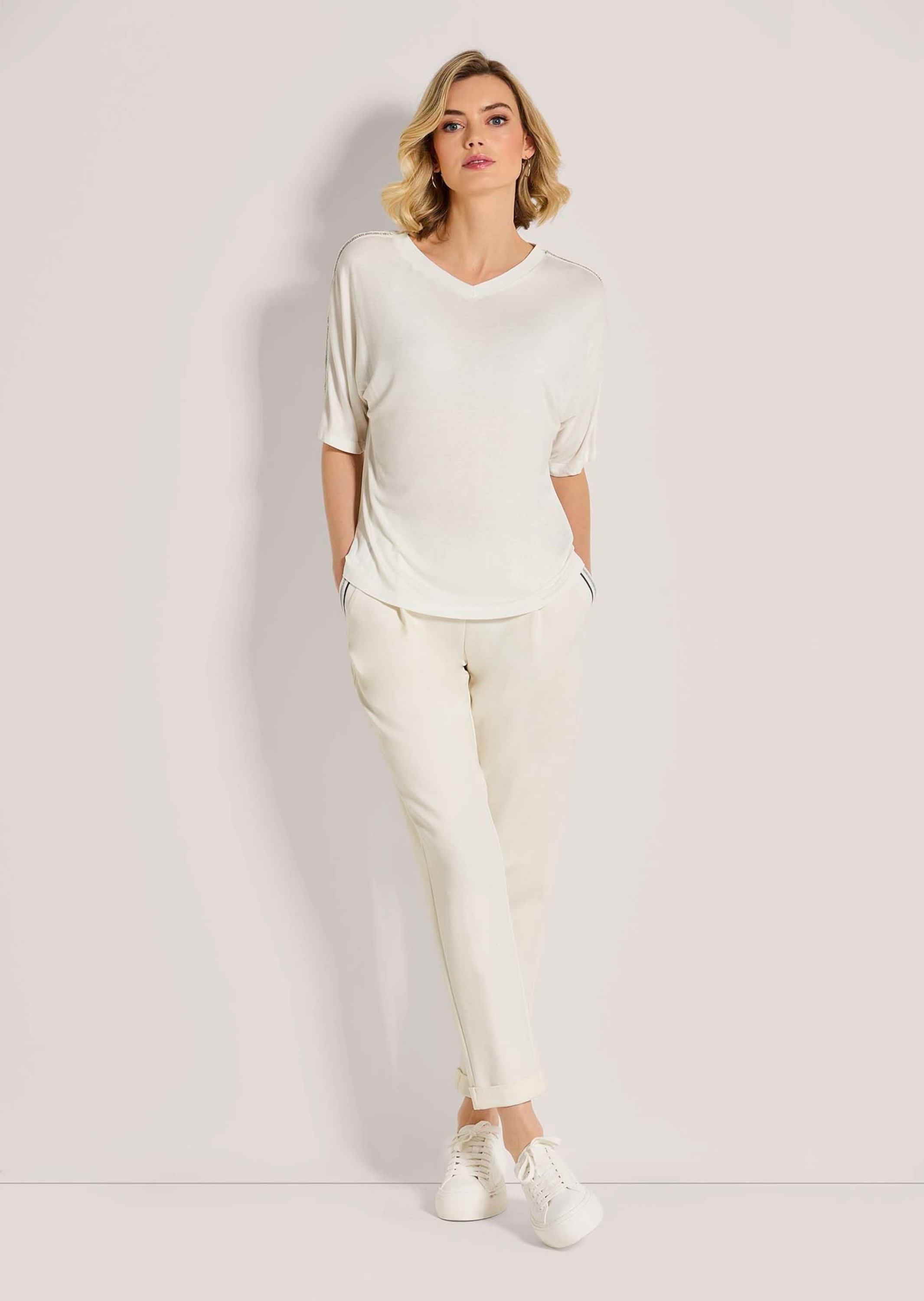 MADELEINE Kurzarmshirt »Shirt V-Shirt mit Strass-Akzenten«