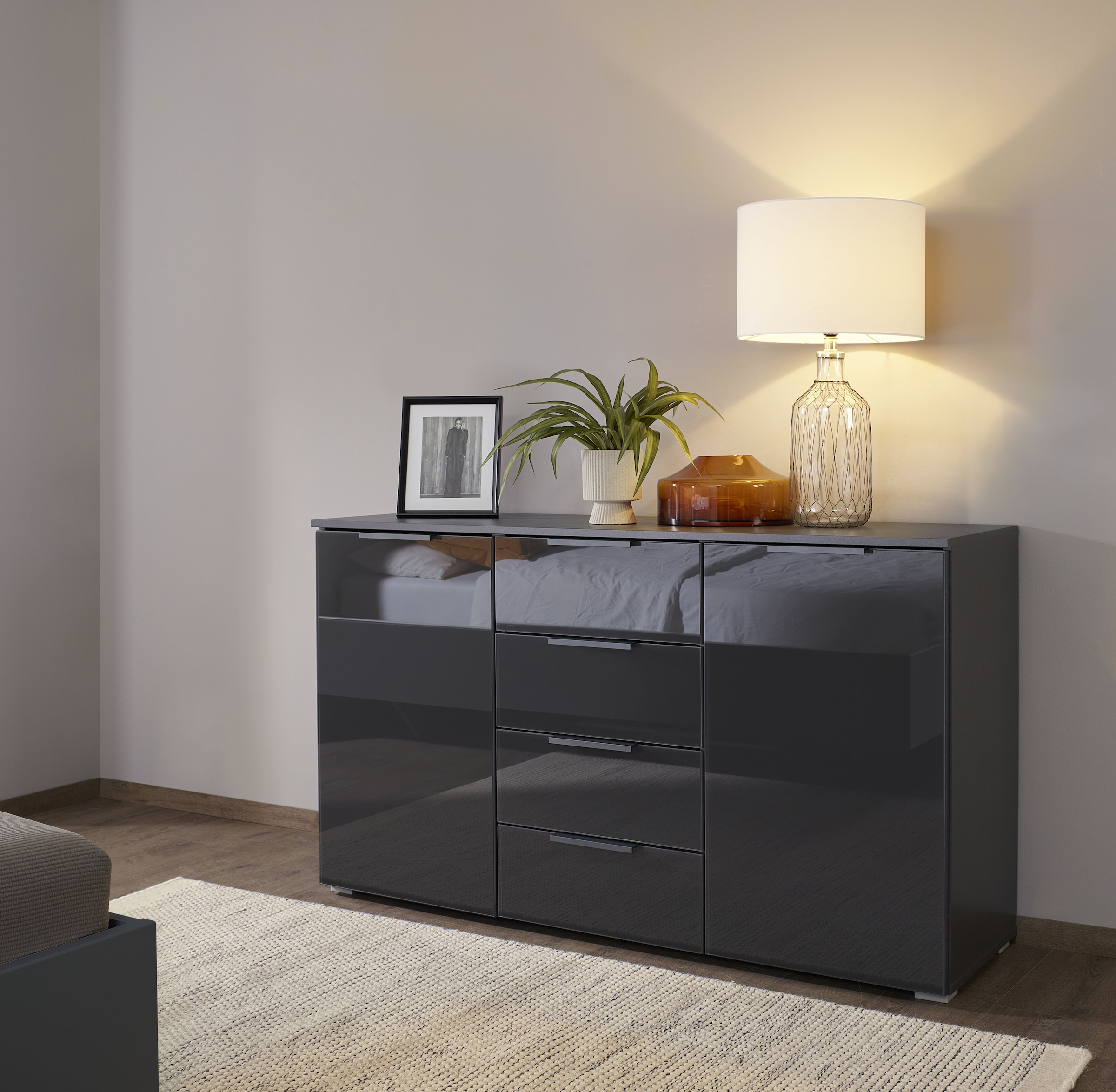 rauch Schubkastenkommode »Sideboard Kommode Kombikommode KOLUNA mit Glasfront«, (Breite 120 cm inkl. Soft-Close-Funktion), vier große Schubladen, mit insgesamt 4 Einlegeböden MADE IN GERMANY