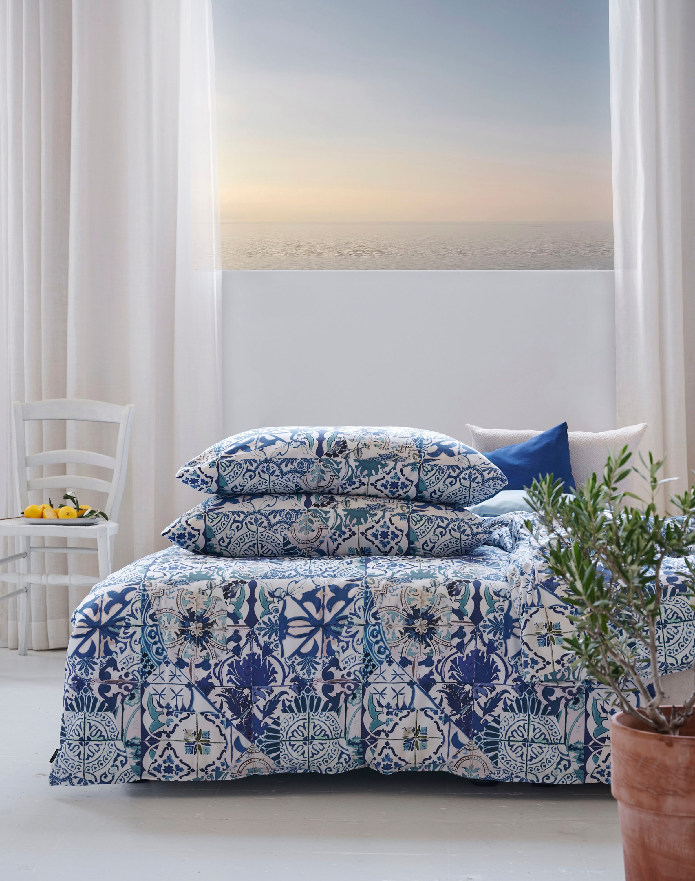 APELT Bettwäsche "Azzuro" Handgemalte blau-weiße Kacheln im Amalfi-Style