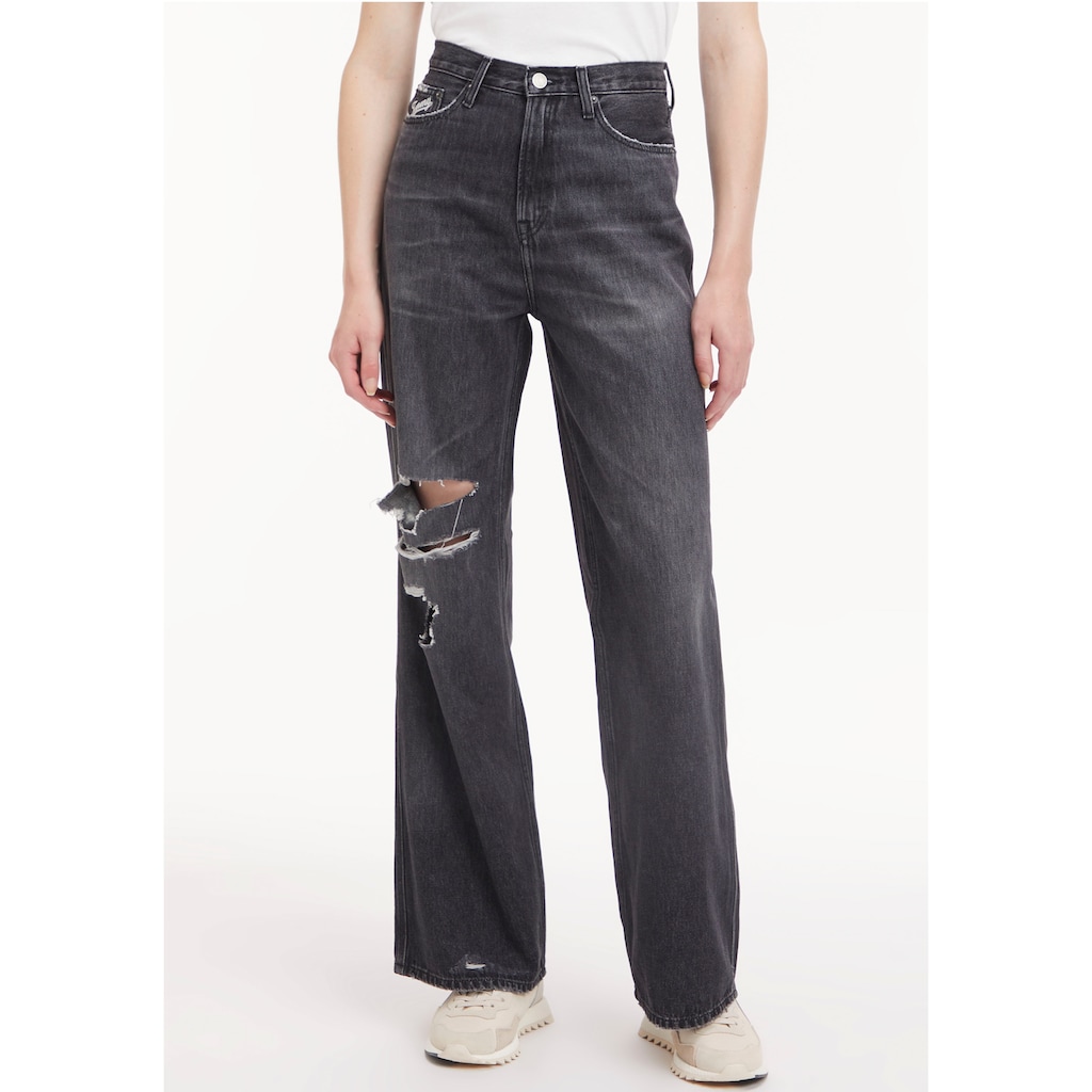 Tommy Jeans Weite Jeans »CLAIRE HR WIDE AG8081« mit gesticktem Tommy Jeans Schriftzug & Destroyed-Details