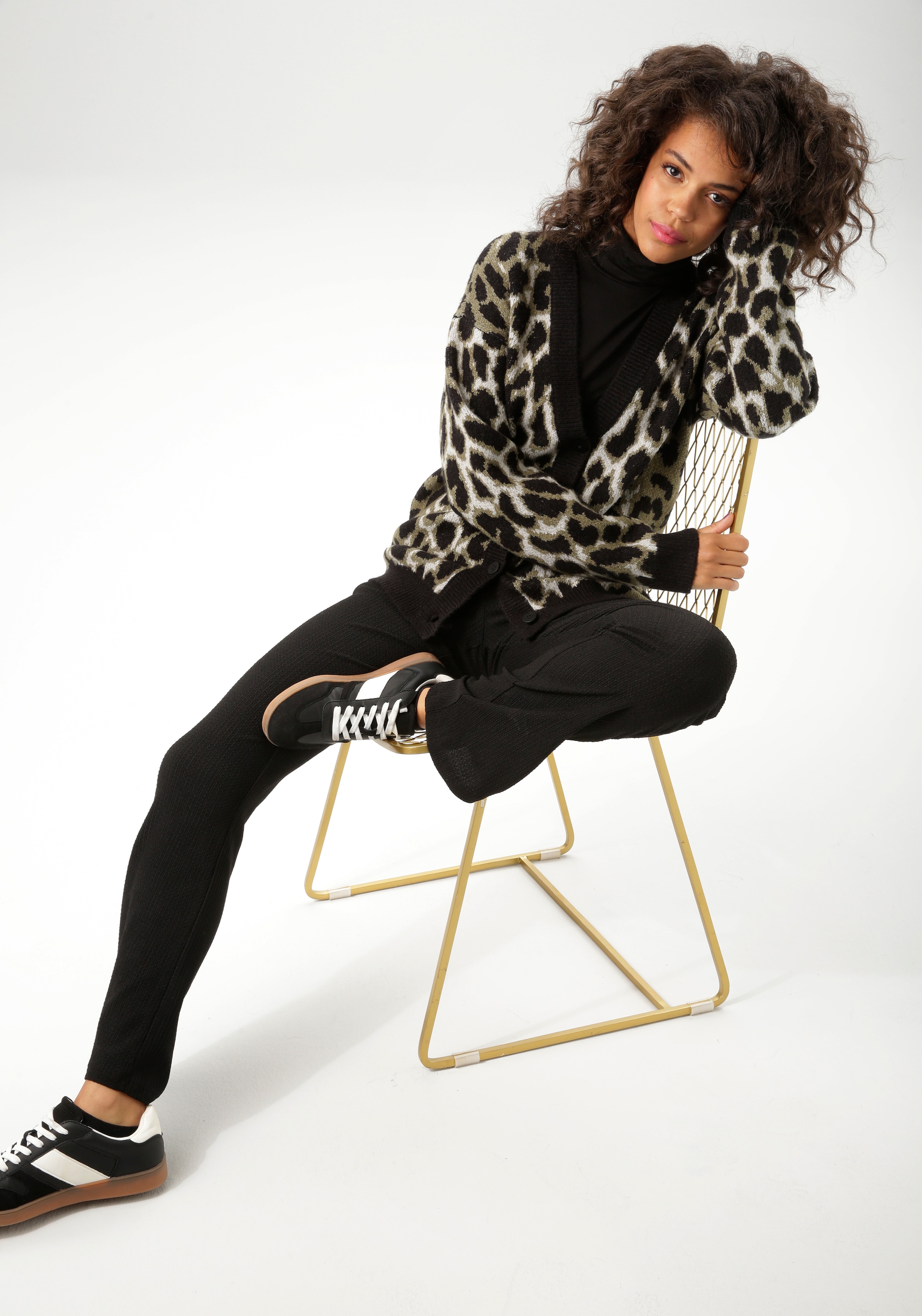 Aniston CASUAL Strickjacke, im trendfarbigen Leo-Muster - NEUE KOLLEKTION