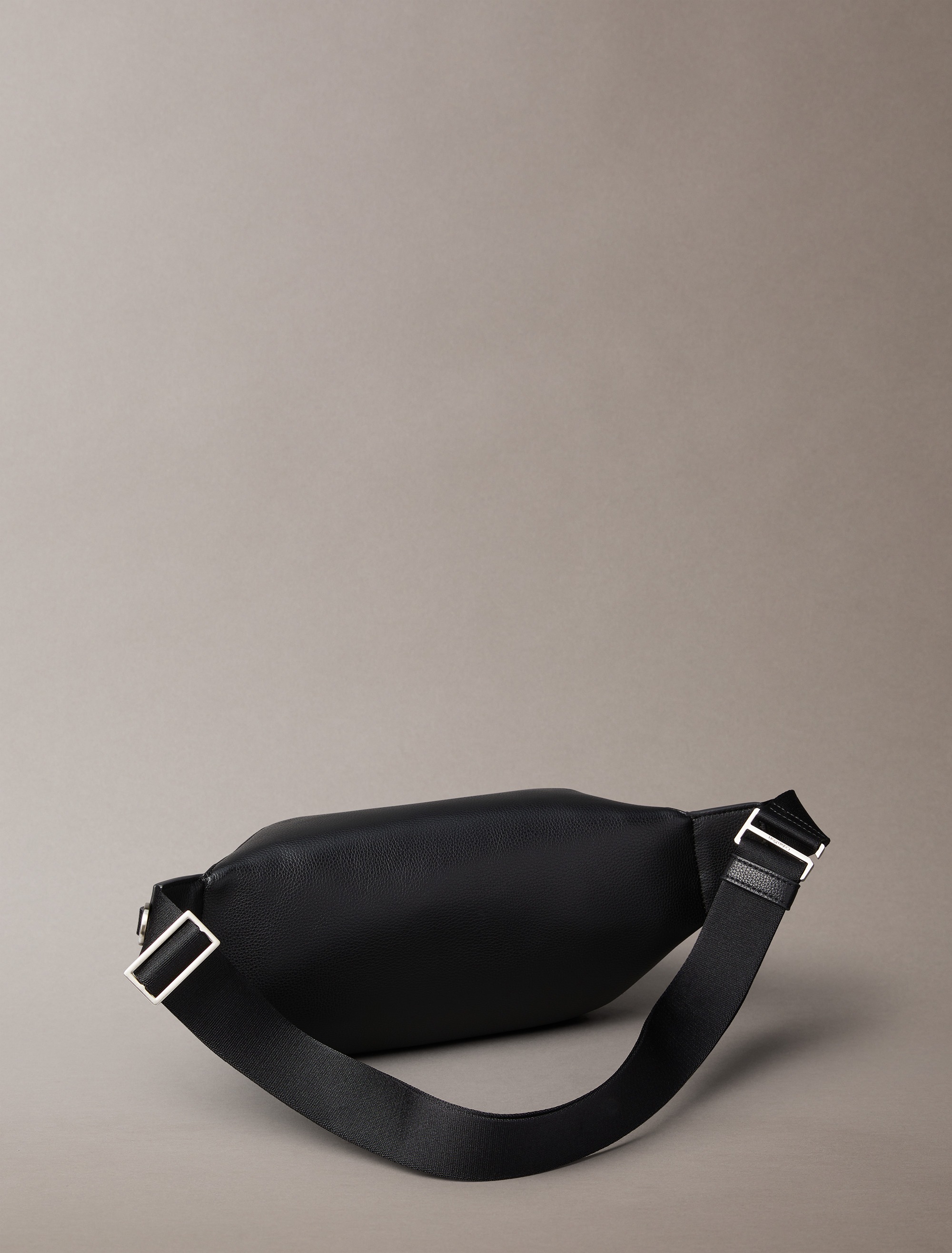 Gürteltasche CALVIN KLEIN "RAISED WAISTBAG", Damen, Gr. B/H/T: 29cm x 13cm x 7cm, schwarz, Lederimitat, unifarben, Taschen Gürteltasche, Unisex Crossbodybag, Schultertasche, Umhängetasche mit Logoschriftzug 4