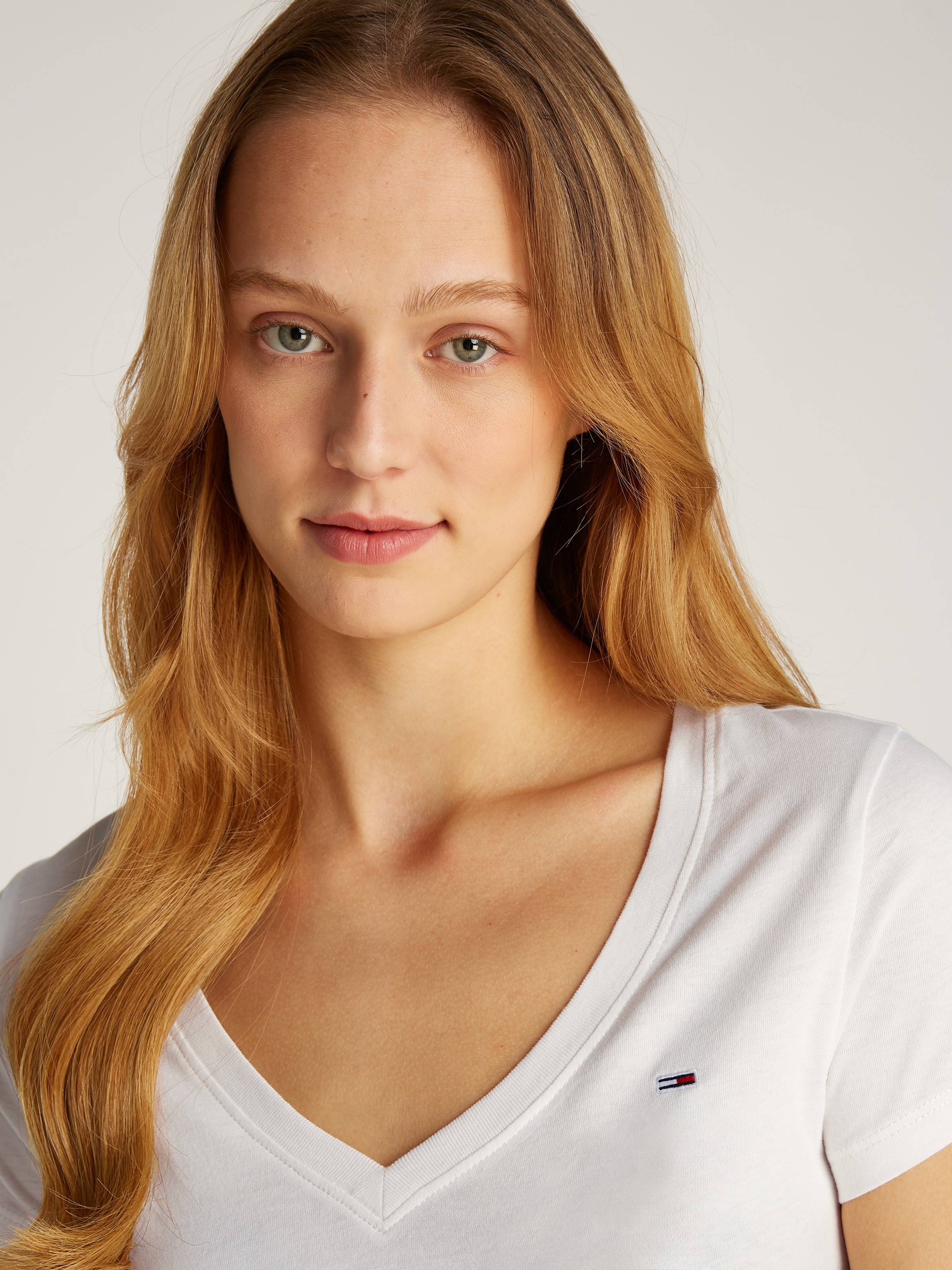 Tommy Jeans T-Shirt »TJW 2PACK V-NECK TEE«, (Packung, 2 tlg., 2-er Pack), mit Logostickerei