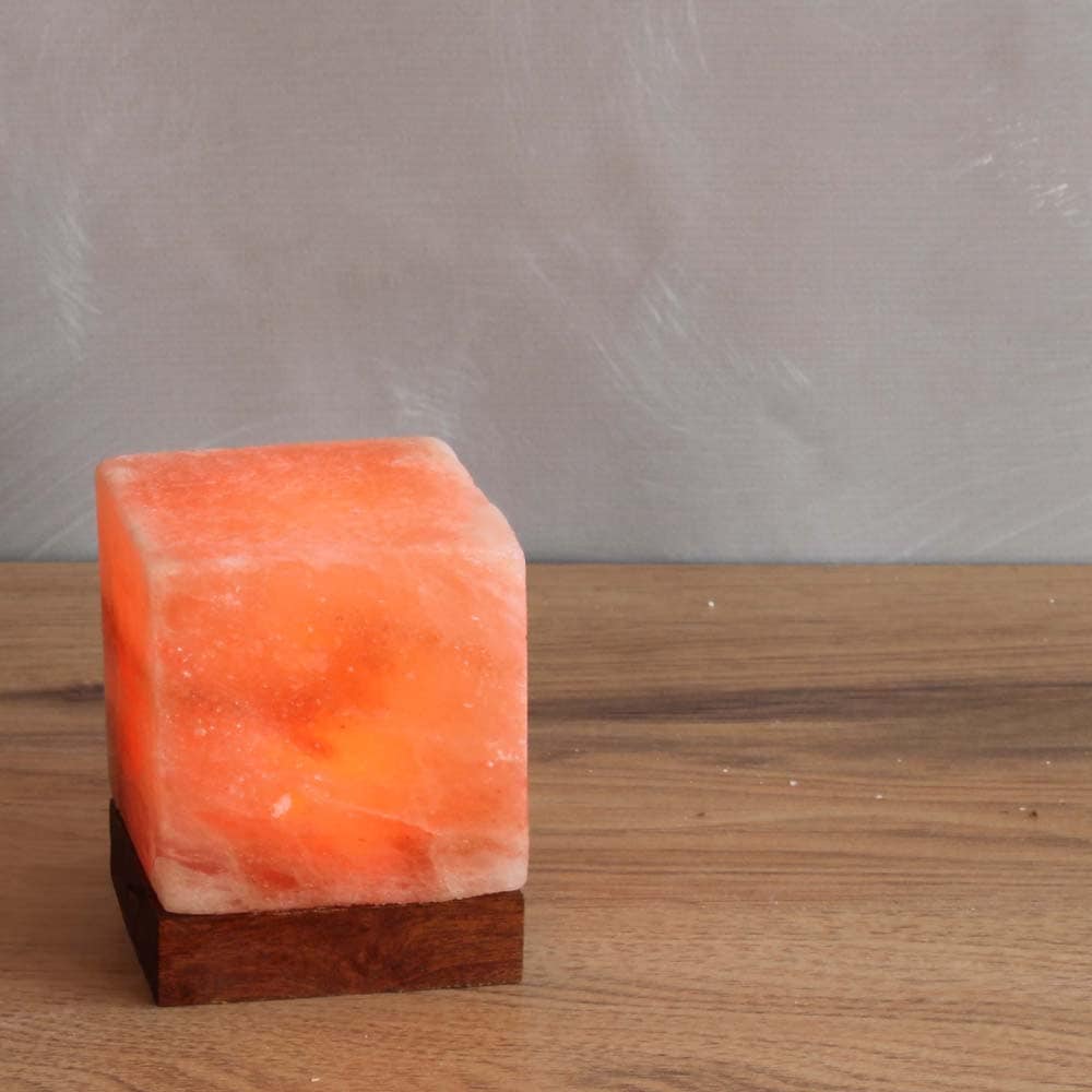 HIMALAYA SALT DREAMS Salzkristall-Tischlampe »USB-Kubus«, Leuchtmittel LED-Board | LED wechselbar, Handgefertigt aus Salzkristall - jeder Stein ein Unikat, H: ca.9 cm