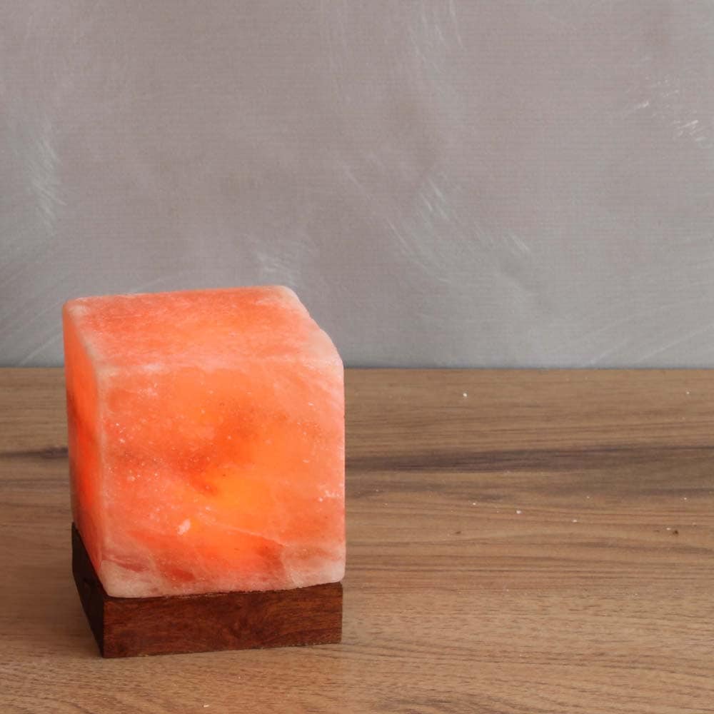 HIMALAYA SALT DREAMS Salzkristall-Tischlampe »USB-Kubus«, Handgefertigt aus Salzkristall - jeder Stein ein Unikat, H: ca.9 cm