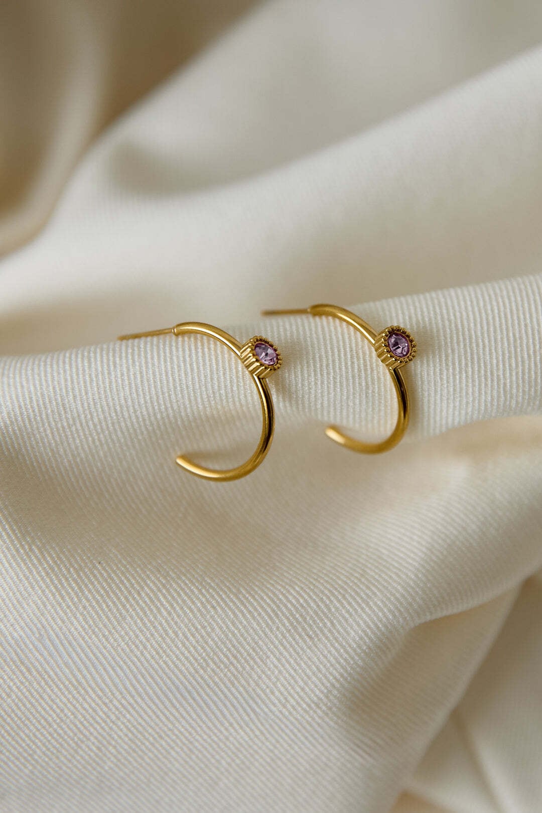 Adelia´s Paar Ohrhänger »LIVAYA Ohrringe Creolen mit rundem Strass-Element aus Edelstahl« Stylisch akzentuiert durch das runde Strass-Element