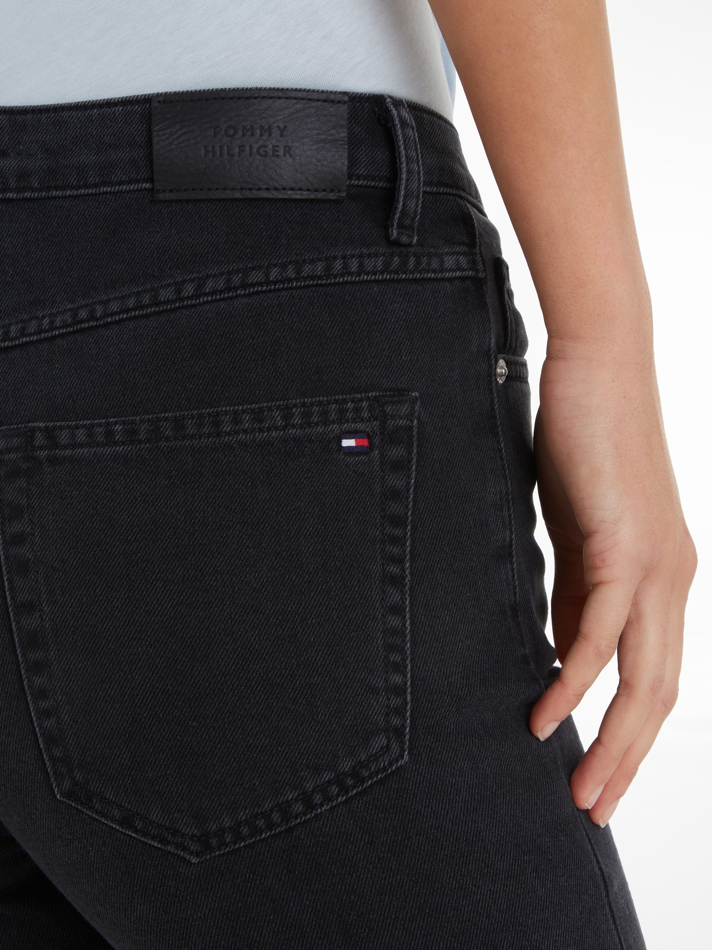 Straight-Jeans HW«, »CLASSIC Tommy kaufen Hilfiger | BAUR STRAIGHT Leder-Badge Tommy Hilfiger mit