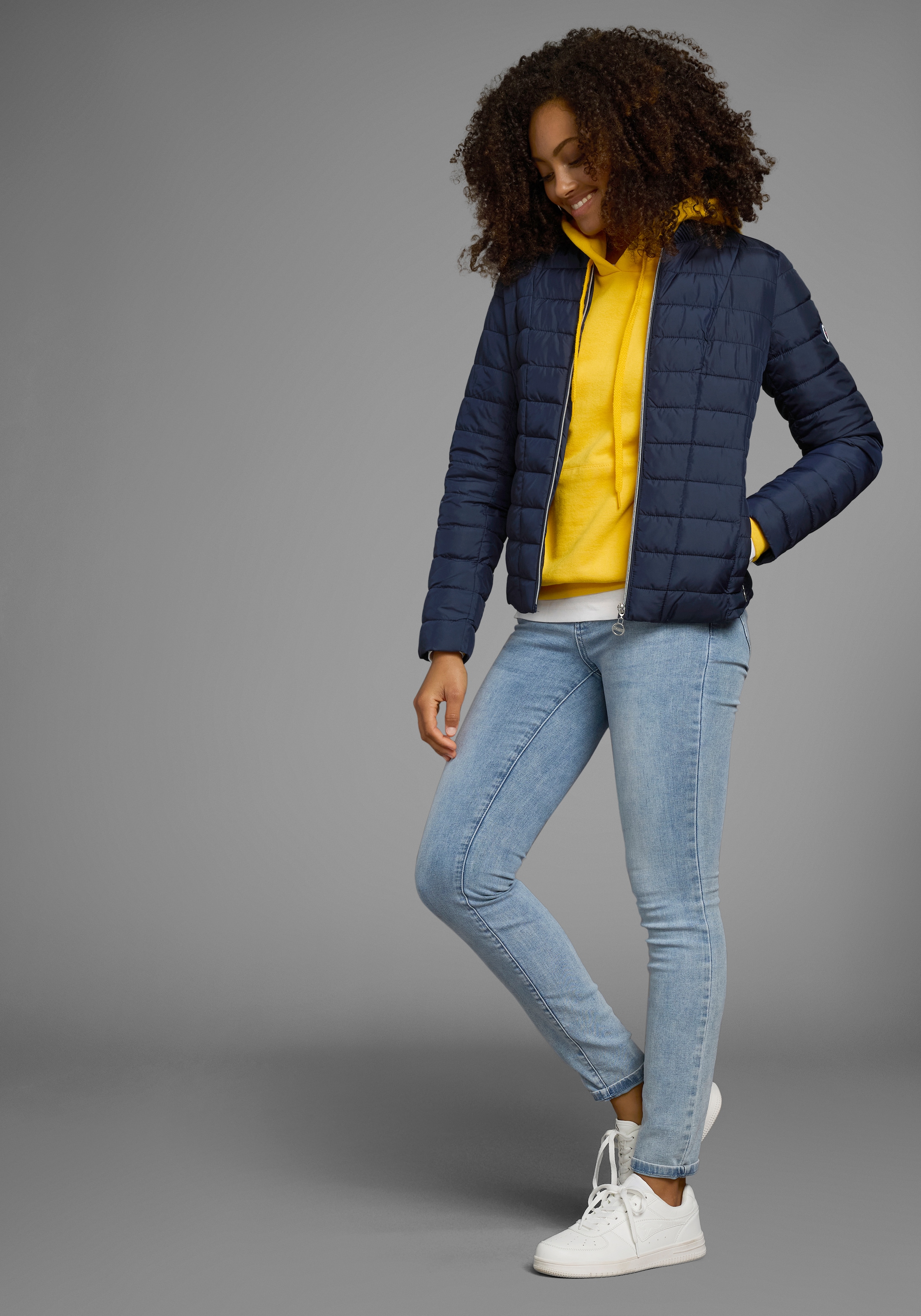 KangaROOS Steppjacke, figurbetonter Schnitt, hüftlange Passform