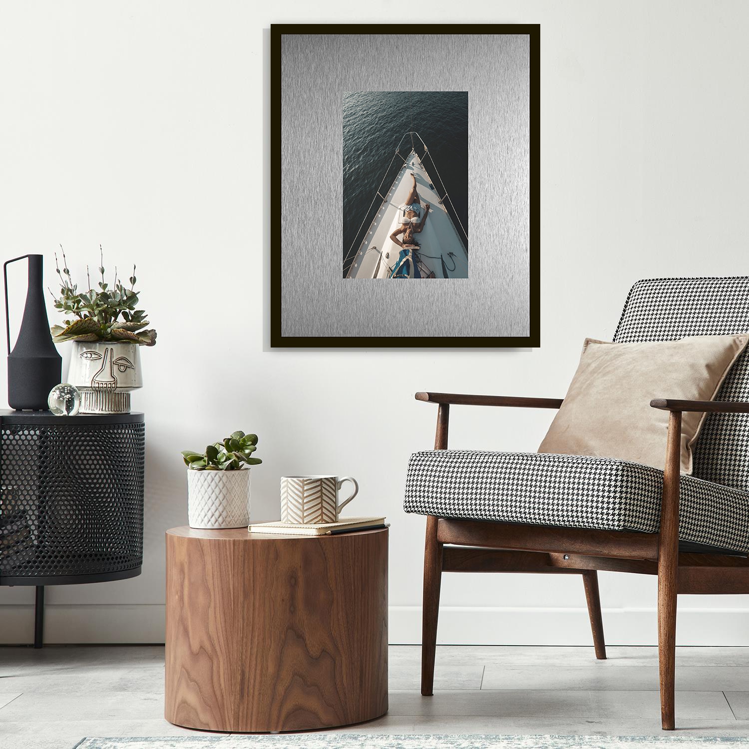 queence Bild »Trend Wandbild, Wandkunst, Kunstdruck "Frau auf Segelboot"« Boote & Schiffe | Frau 1 Stk. tlg. inkl. Passepartout aus hochwertigem Aluminium und schwarzem Rahmen