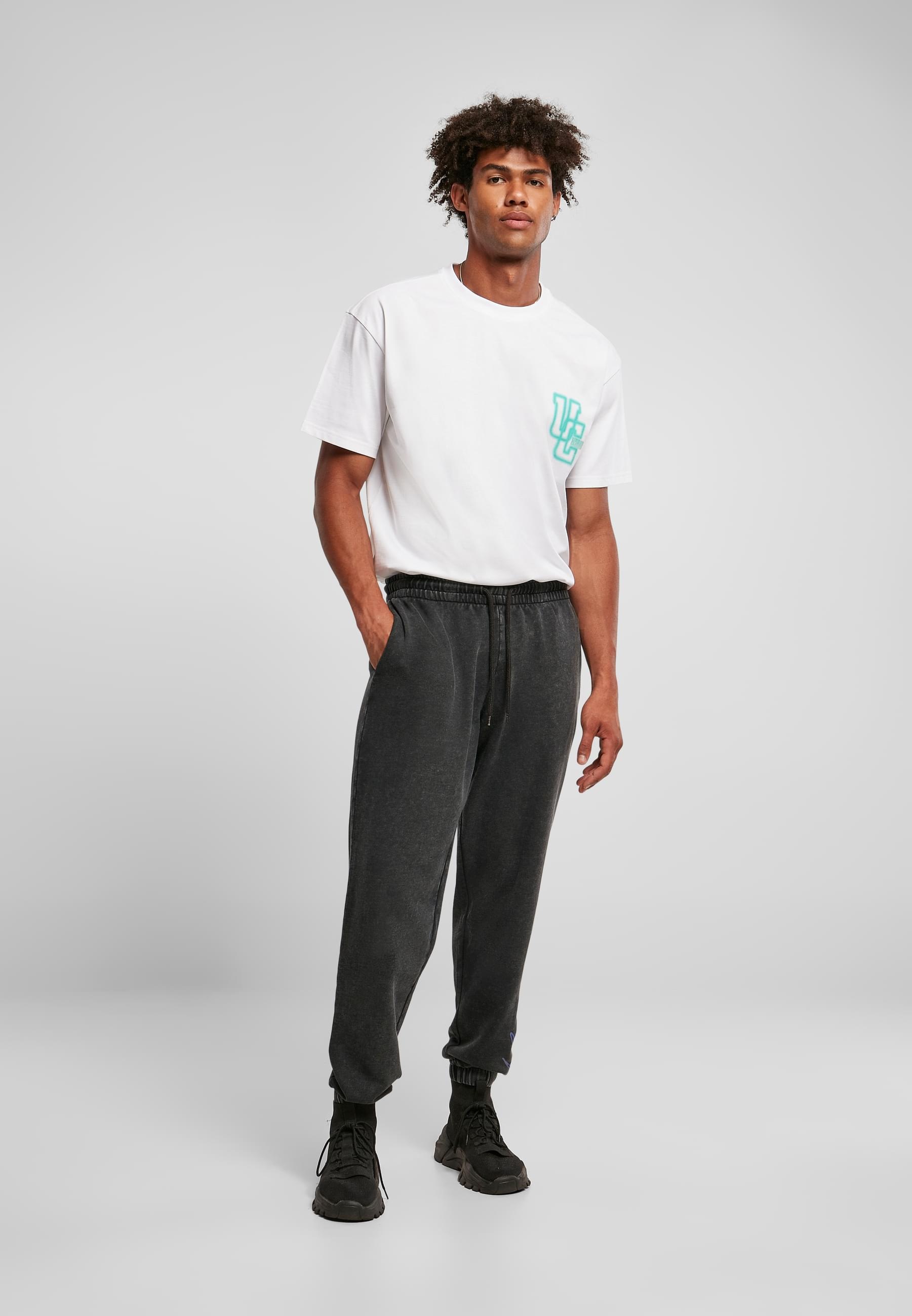 URBAN CLASSICS Jogginghose »Urban Classics Herren Script Logo Sweatpants«, (1 tlg.)