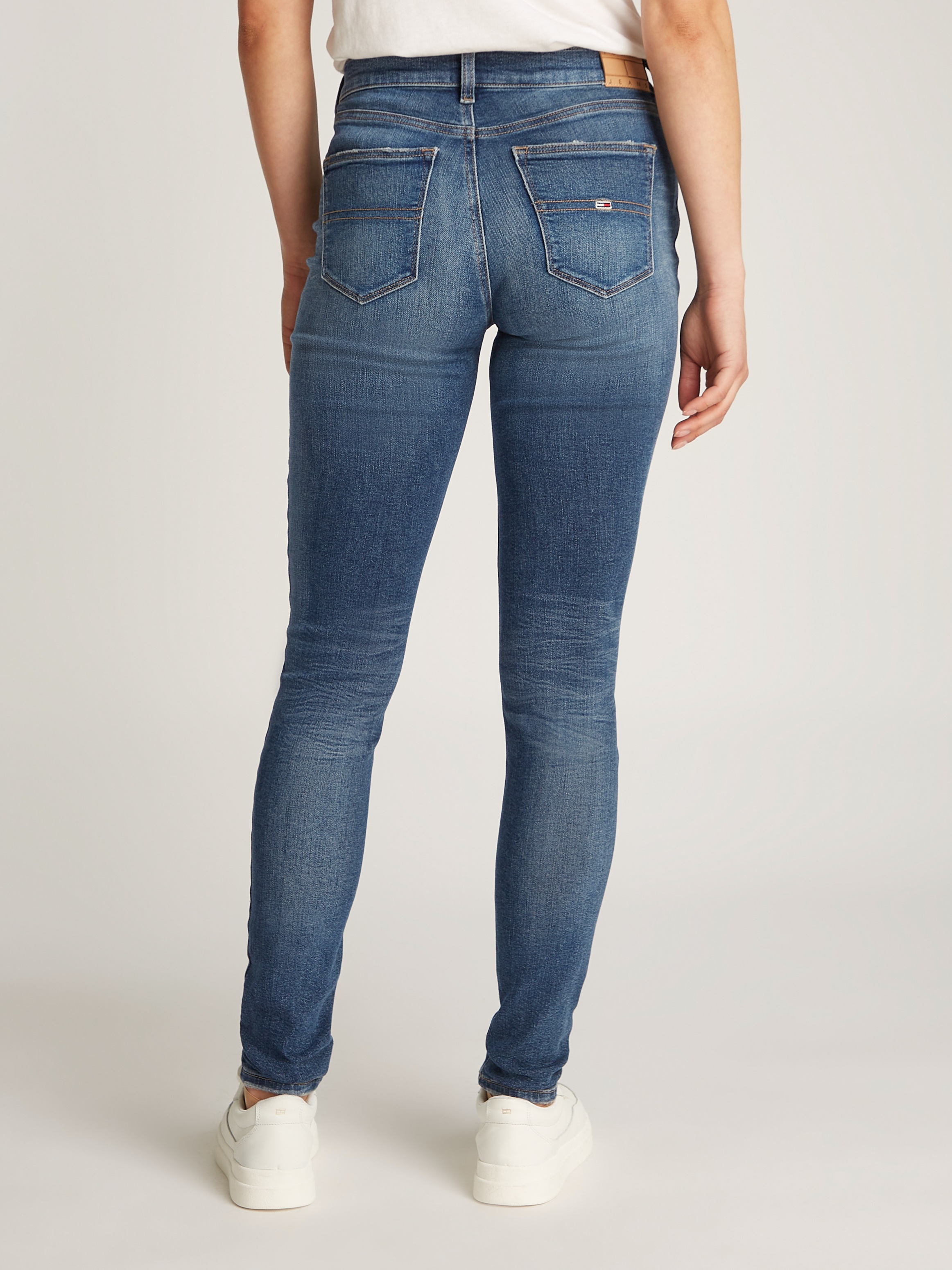 Tommy Jeans Skinny-fit-Jeans "NORA MR SKNY", mit Waschung, mit Logo-Badge günstig online kaufen