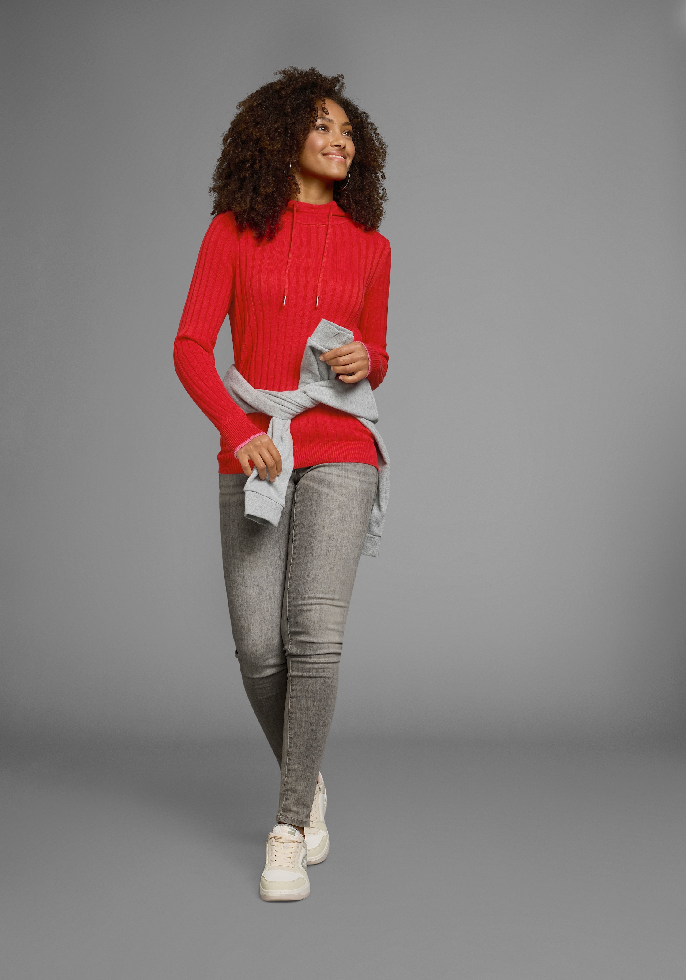 KangaROOS Strickpullover, mit kontrastfarbener Kapuzeninnenseite und Logodruck auf dem Arm