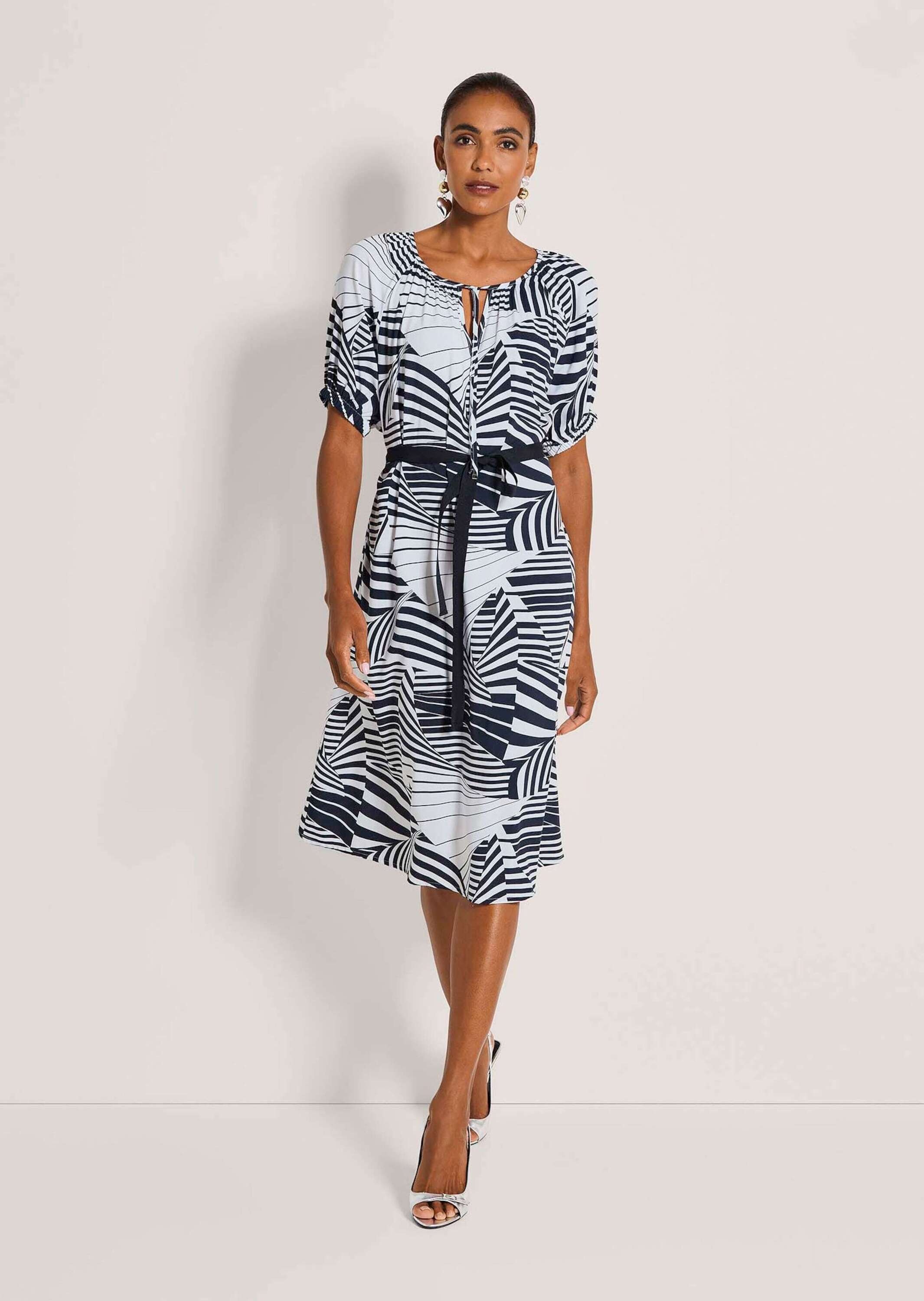 MADELEINE Midikleid "Sommerkleid Druckkleid mit grafischem Muster" Eingriff günstig online kaufen