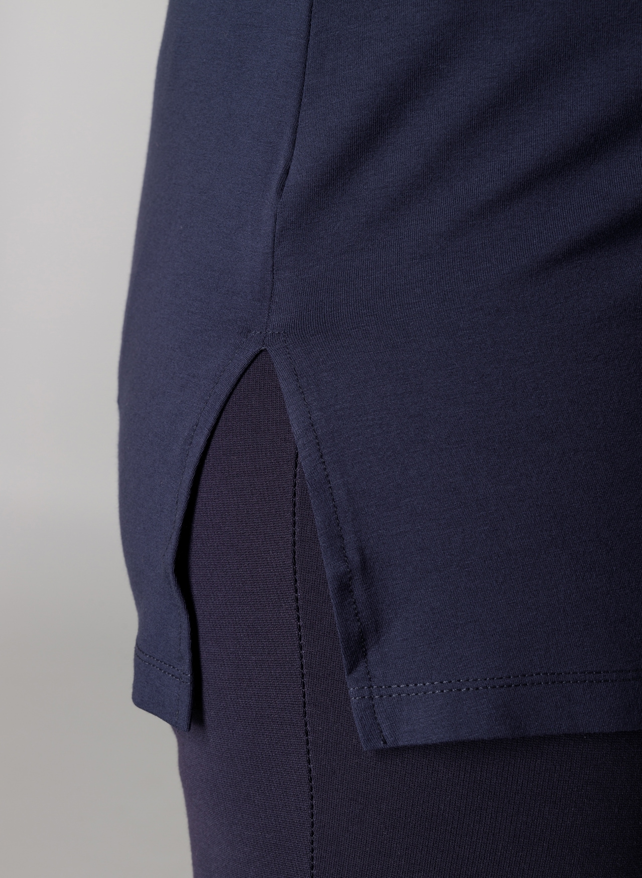 Base Level Curvy Trägertop, Hüftbedeckender Schnitt mit Schlitzen am Saum